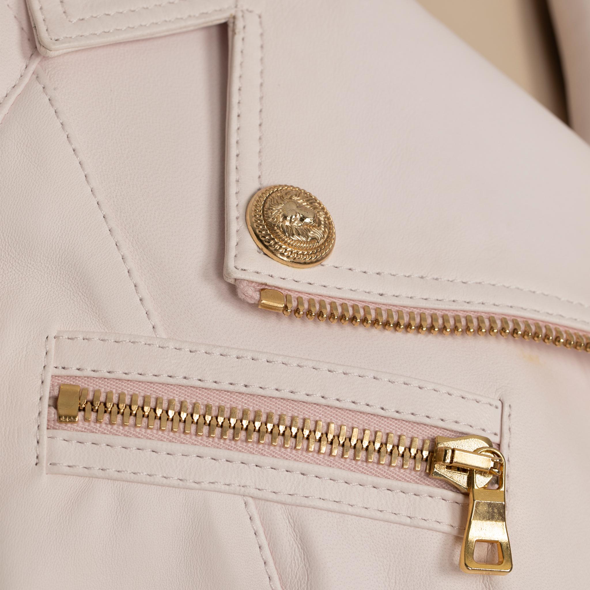 Die Balmain Pale Pink Leather Biker Jacket 44 FR ist aus geschmeidigem, blassrosa Lammleder gefertigt und zeigt sich in einer von Bikern inspirierten Silhouette. Perfekt für einen modischen Look.

Marke:

Balmain

Produkt:

Biker-Jacke

Größe:

40