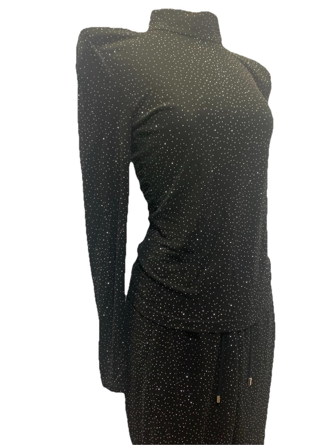 Balmain Paris Ensemble deux pièces noir clouté en cristal - Taille FR 38 / US 4-6

Rehaussez votre garde-robe avec ce superbe ensemble haut et pantalon assorti de Balmain Paris, orné de clous en microcristal argentés sur un luxueux jersey noir. Cet