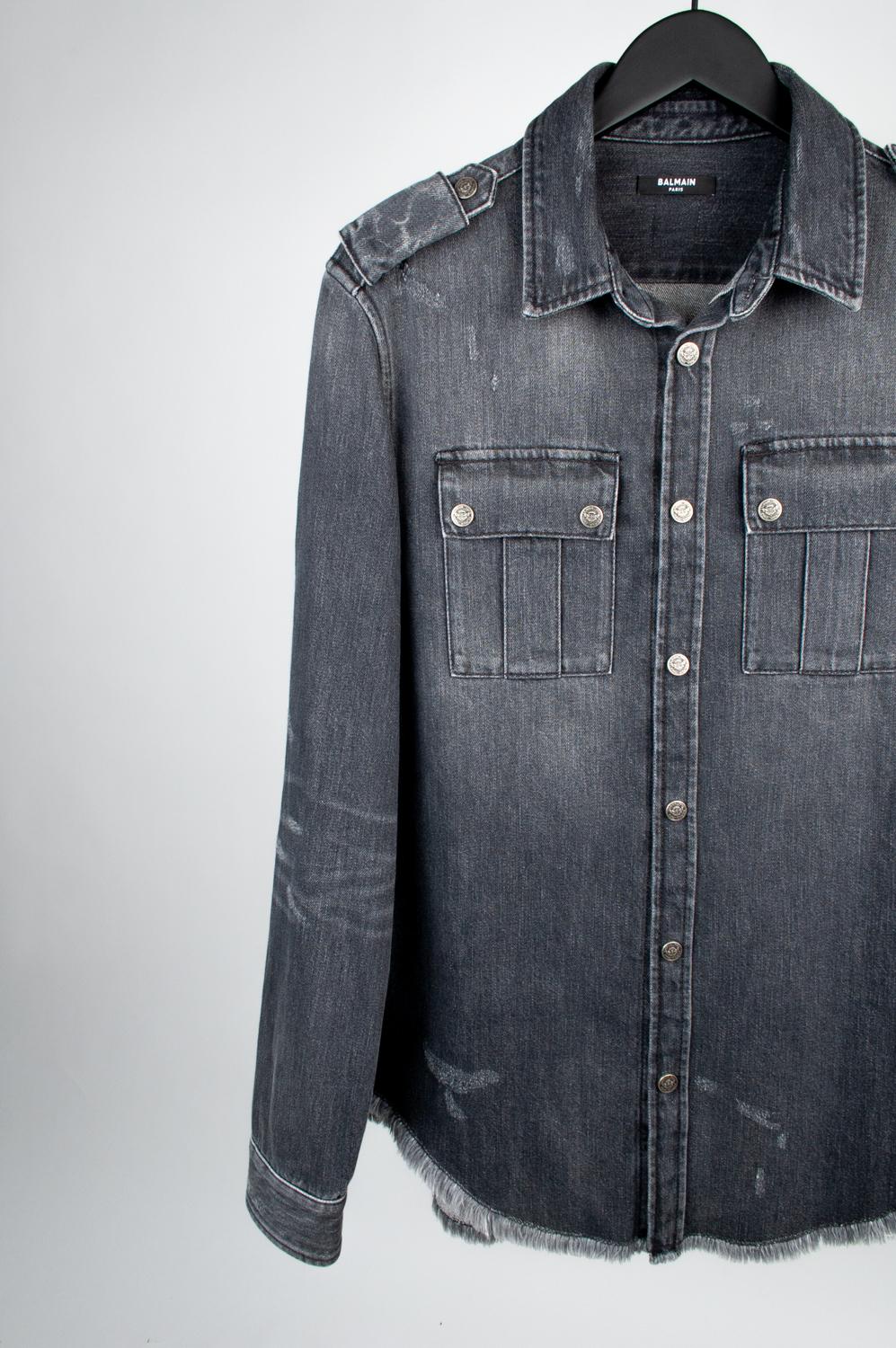 100% genuine Balmain Paris Distressed Denim Overshirt, S603
Color: Grey
(An actual color may a bit vary due to individual computer screen interpretation)
Material: 100% heavy cotton
Tag size: 40 runs Medium
This jacket is great quality item. Rate 9