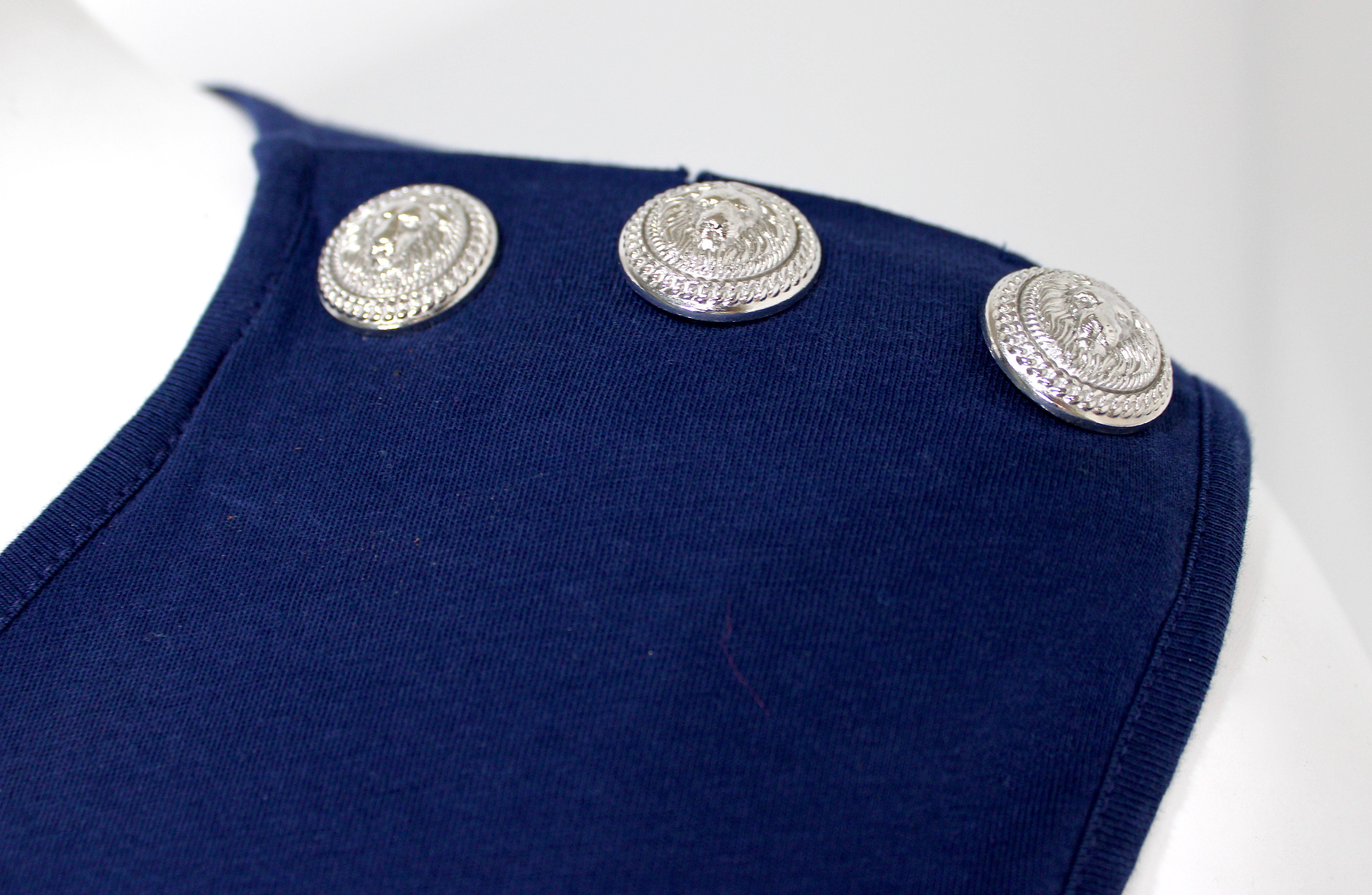 Gris Balmain Paris T-Shirt bleu marine avec logo et médaillons aux épaules en vente