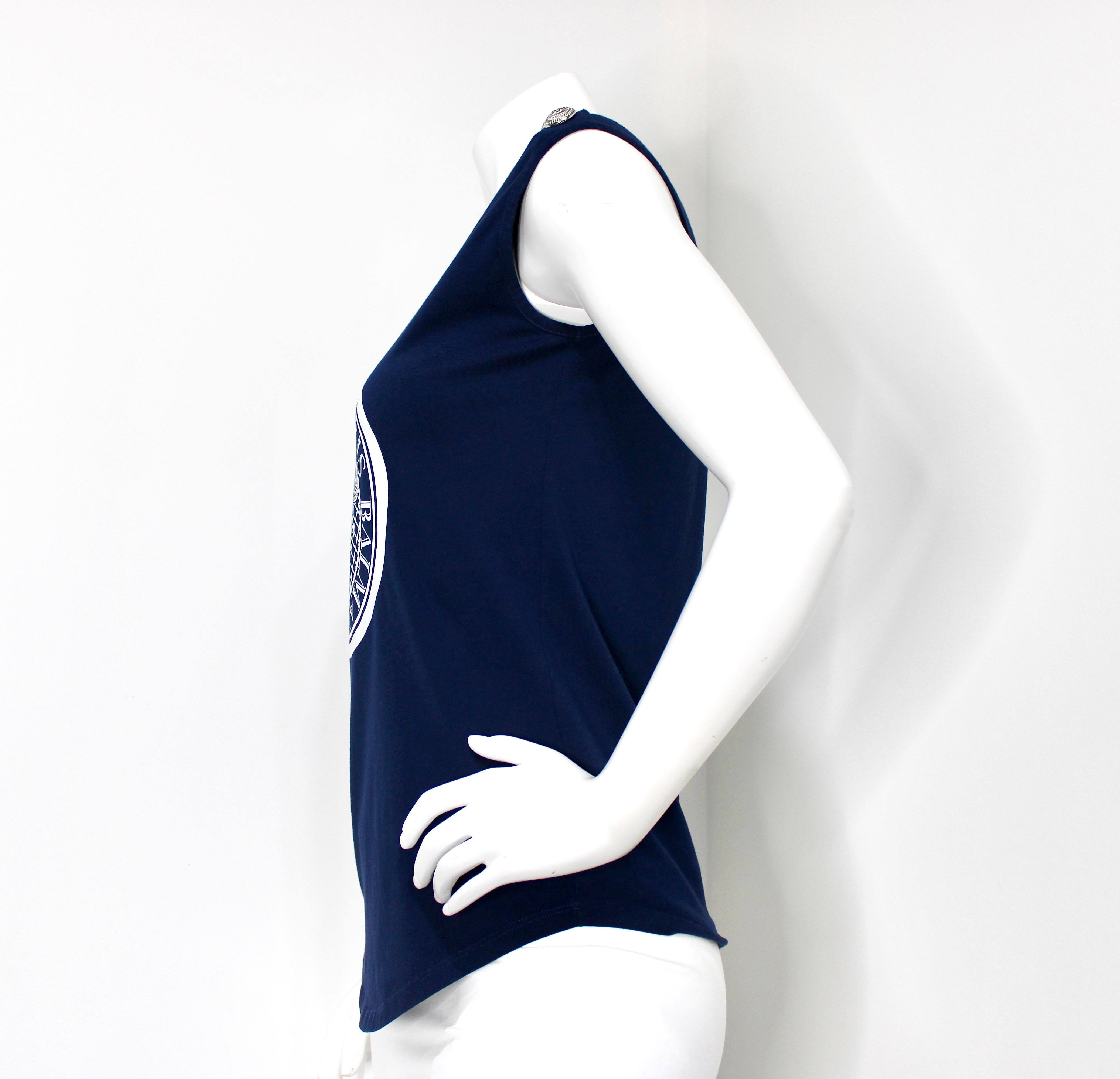 Balmain Paris T-Shirt bleu marine avec logo et médaillons aux épaules Bon état - En vente à Scottsdale, AZ