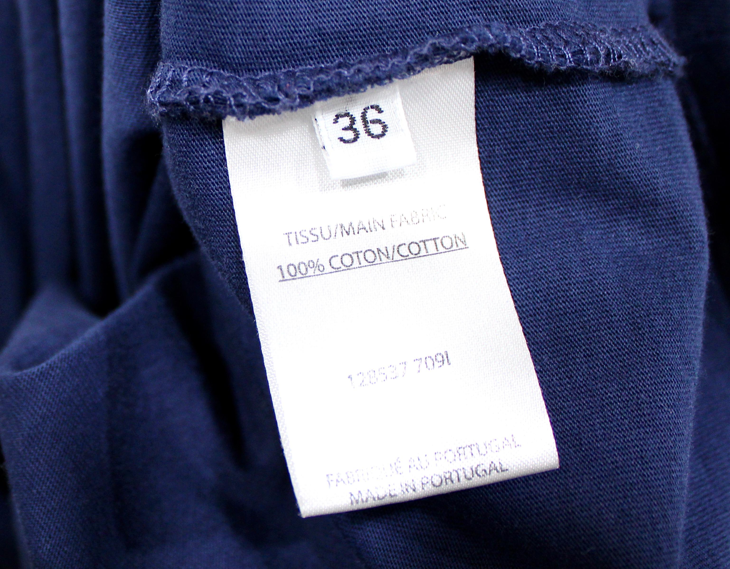 Balmain Paris T-Shirt bleu marine avec logo et médaillons aux épaules en vente 3