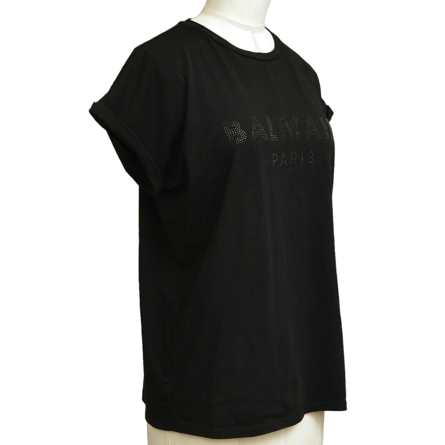 GARANTIERT AUTHENTISCH BALMAIN PFARREI SCHWARZ LOGO-VERZIERUNG T SHIRT

Design/One:
- Schwarzes T-Shirt mit Logo, das mit Verzierungen versehen ist.
- Rundhalsausschnitt.
- CAP-Hülse.
- Anziehen.

Größe: XS

MATERIAL: 100% Baumwolle

Maße (ungefähre