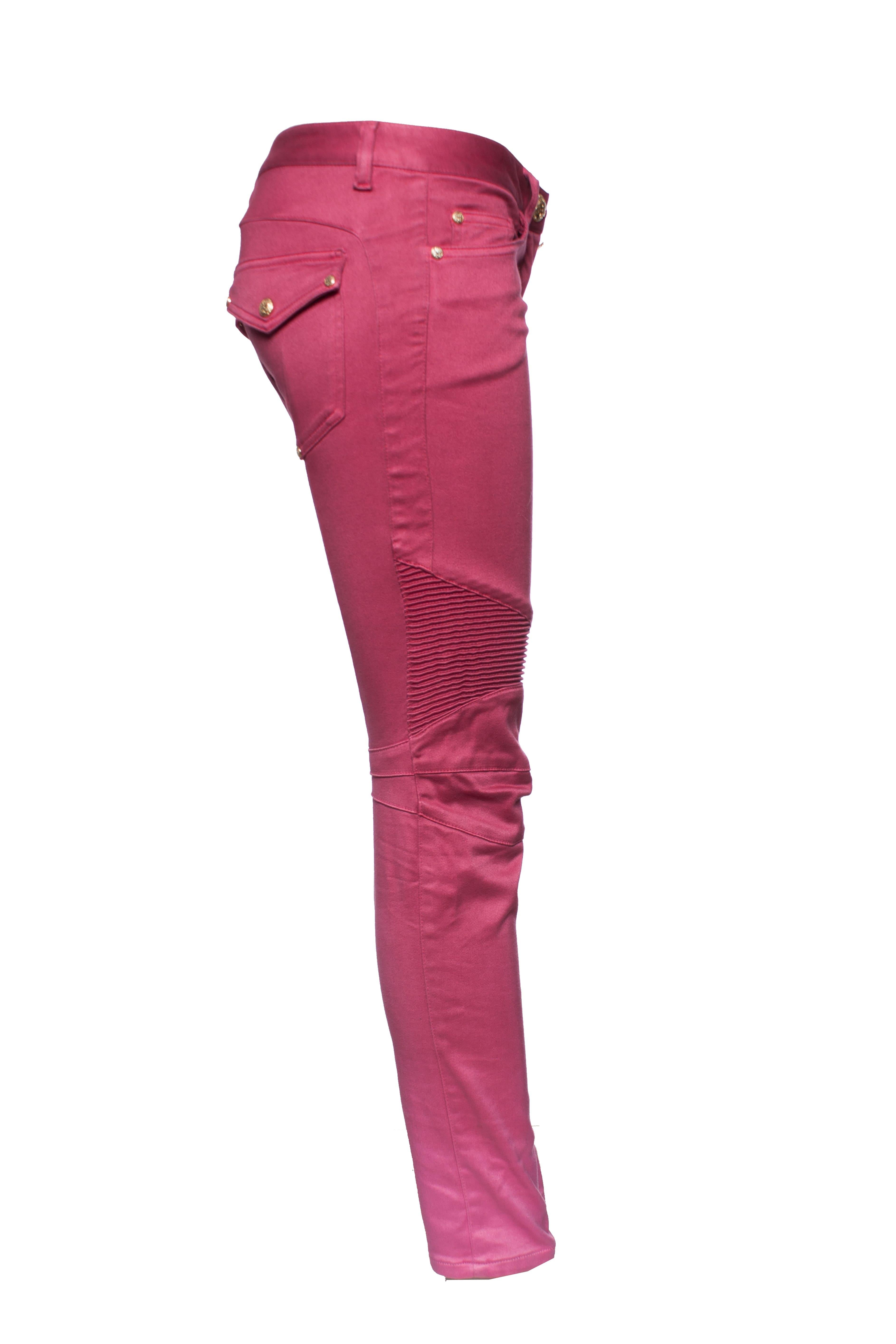Balmain, pink biker jeans with color gradient. The item has hardly been worn and is in good condition.

• CONDITION: good condition

• SIZE: FR38 - S

• MEASUREMENTS: length 95 cm, inside leg length 75 cm, waist 38 cm, ankle width 14 cm

• FABRIC: