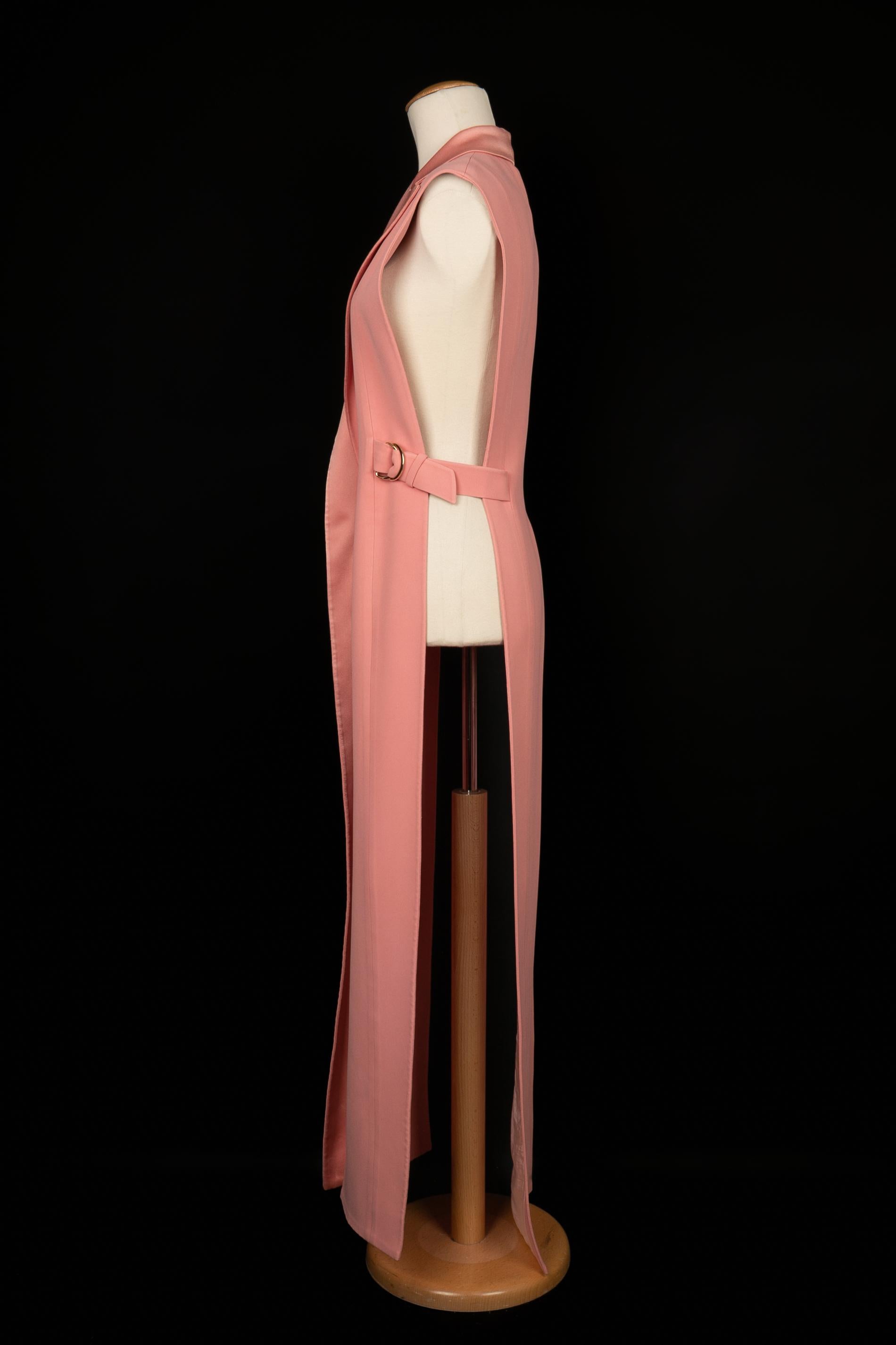 Balmain - Long cardigan rose avec boucle de ceinture en métal doré. Aucune taille n'est indiquée, il convient à un 36FR. 

Informations complémentaires :
Condit : Bon état
Dimensions : Poitrine : 38 cm
Taille : 38 cm
Longueur : 150 cm

Référence du
