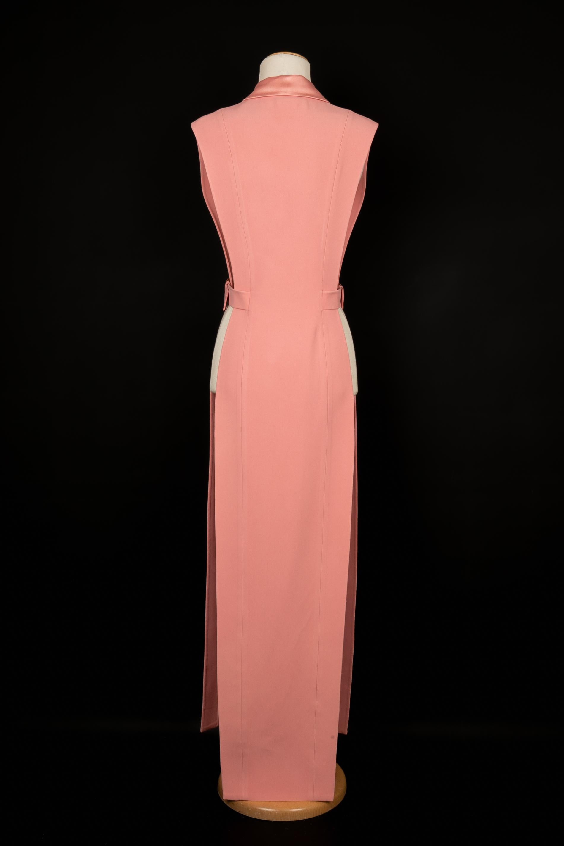 Rose Cardigan long rose de Balmain d'après un défilé