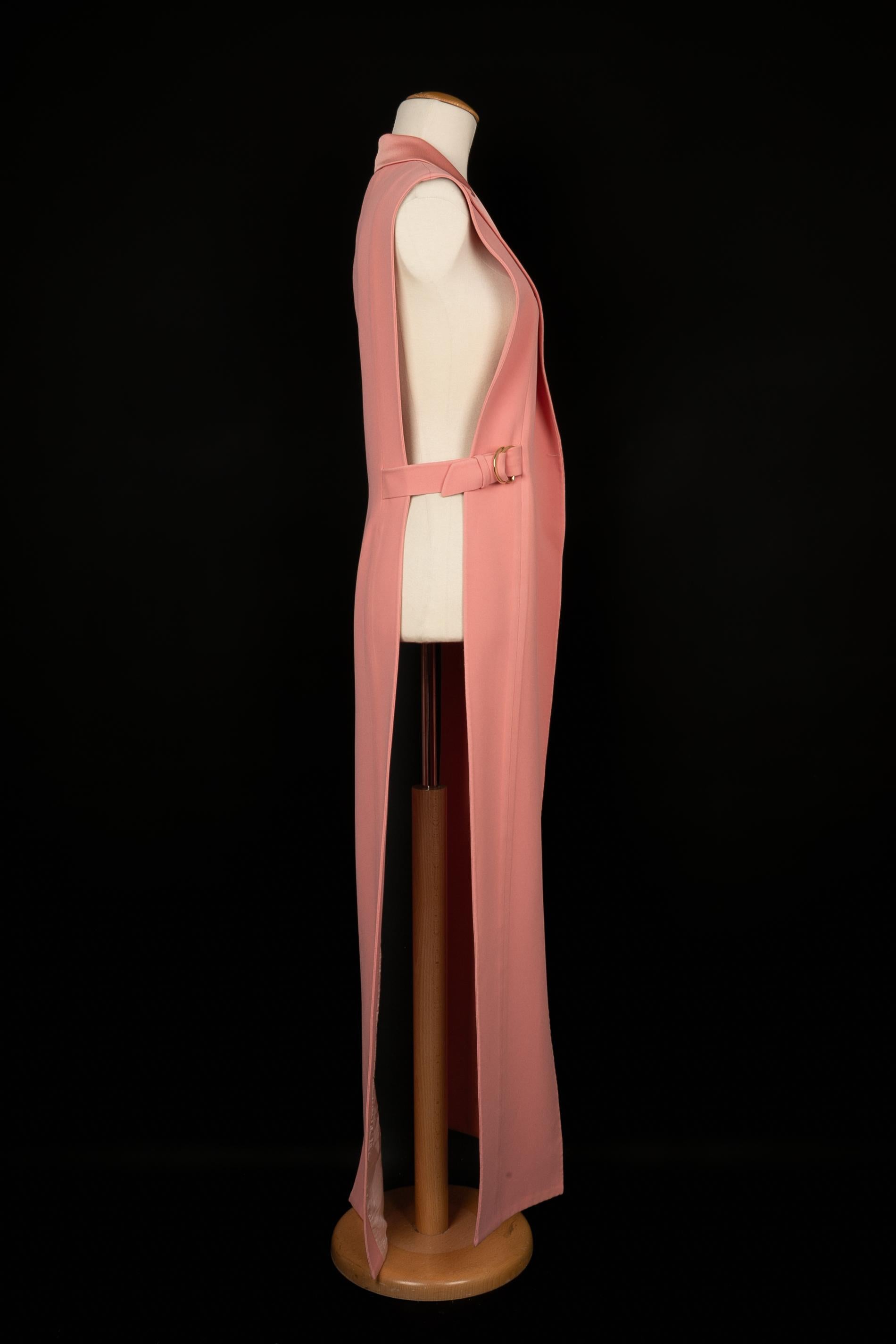 Cardigan long rose de Balmain d'après un défilé État moyen à SAINT-OUEN-SUR-SEINE, FR