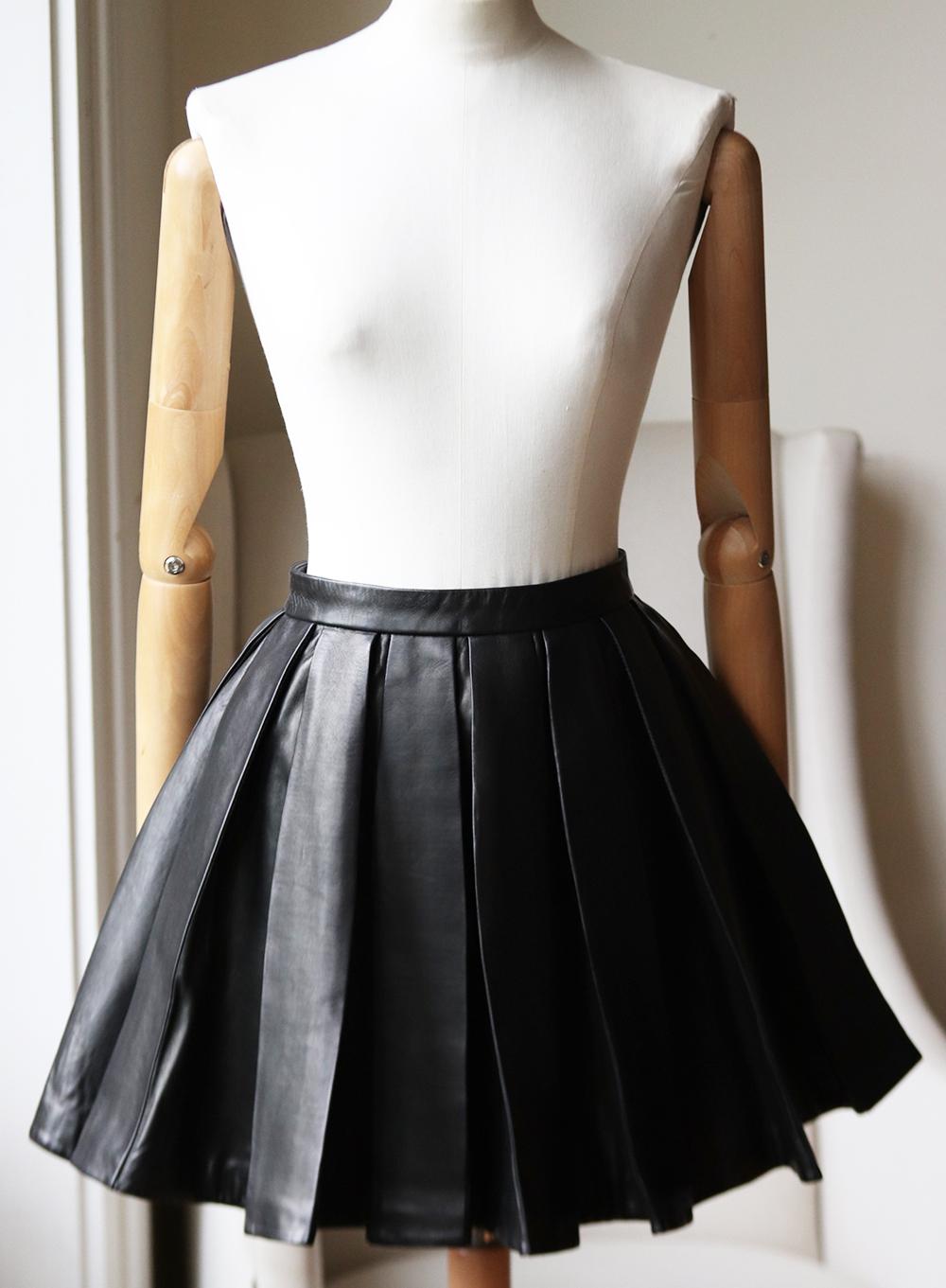 This Balmain skirt has been crafted from structured soft black leather with satin-lining and detailed with oversized pleats.
Black leather.
Hook and zip fastening at the back.
100% Leather (Lambs); lining: 52% viscose, 48% cotton.

Size: FR 36 (UK