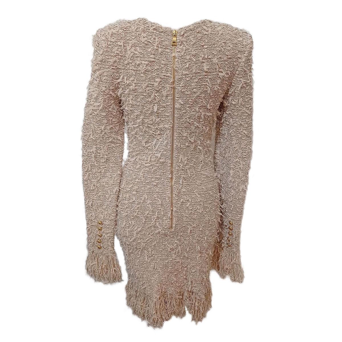 So beautiful and trendy Balmain dress
Polyamid (53%) Cotton (31%) Acrylic (14%) Elasthane (1%) Metallic (1%)
Pink color
Fringed on ends
Long sleeves
Roundneck
Back zip closure
Maximum length cm 94 (37 inches)
Shoulders cm 38 (14,96 inches)
French