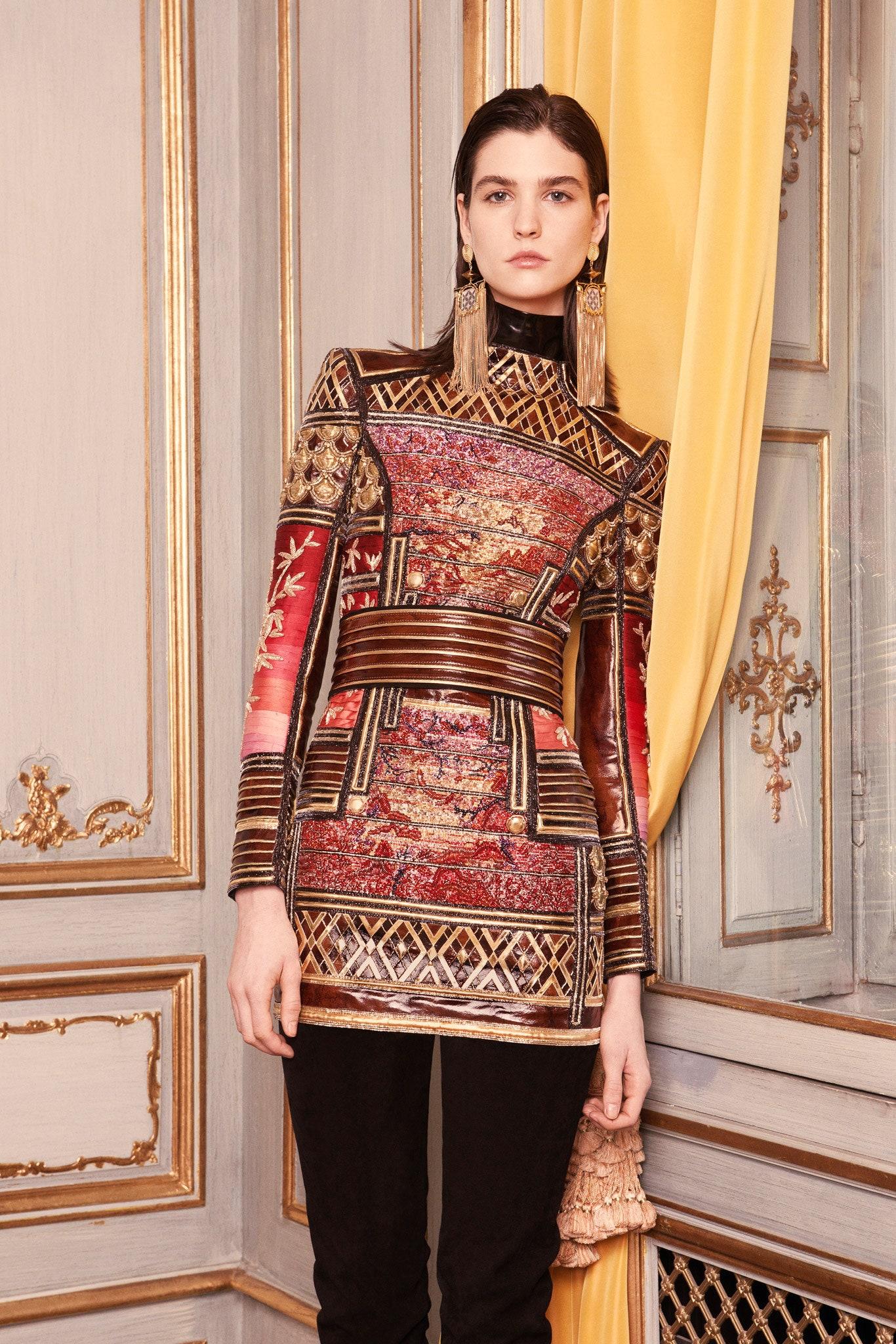 Balmain Pre-Fall 2013 Evening mini dress with golden patent leather inserts
Embellished with shiny fabric and gold lacquer accents

Inside the brand logo


Corset type according to the figure, adjustable with clasps at the back
with cups

With