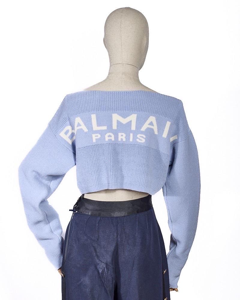 Pullover firmato Balmain, modello Crop, realizzato in Poliamide Azzurro con la classica stampa del brand bianca. Taglia 38/S IT. L’articolo si presenta in ottime condizioni.
-------
Balmain crop sweater in light blue polyamide with the brand's