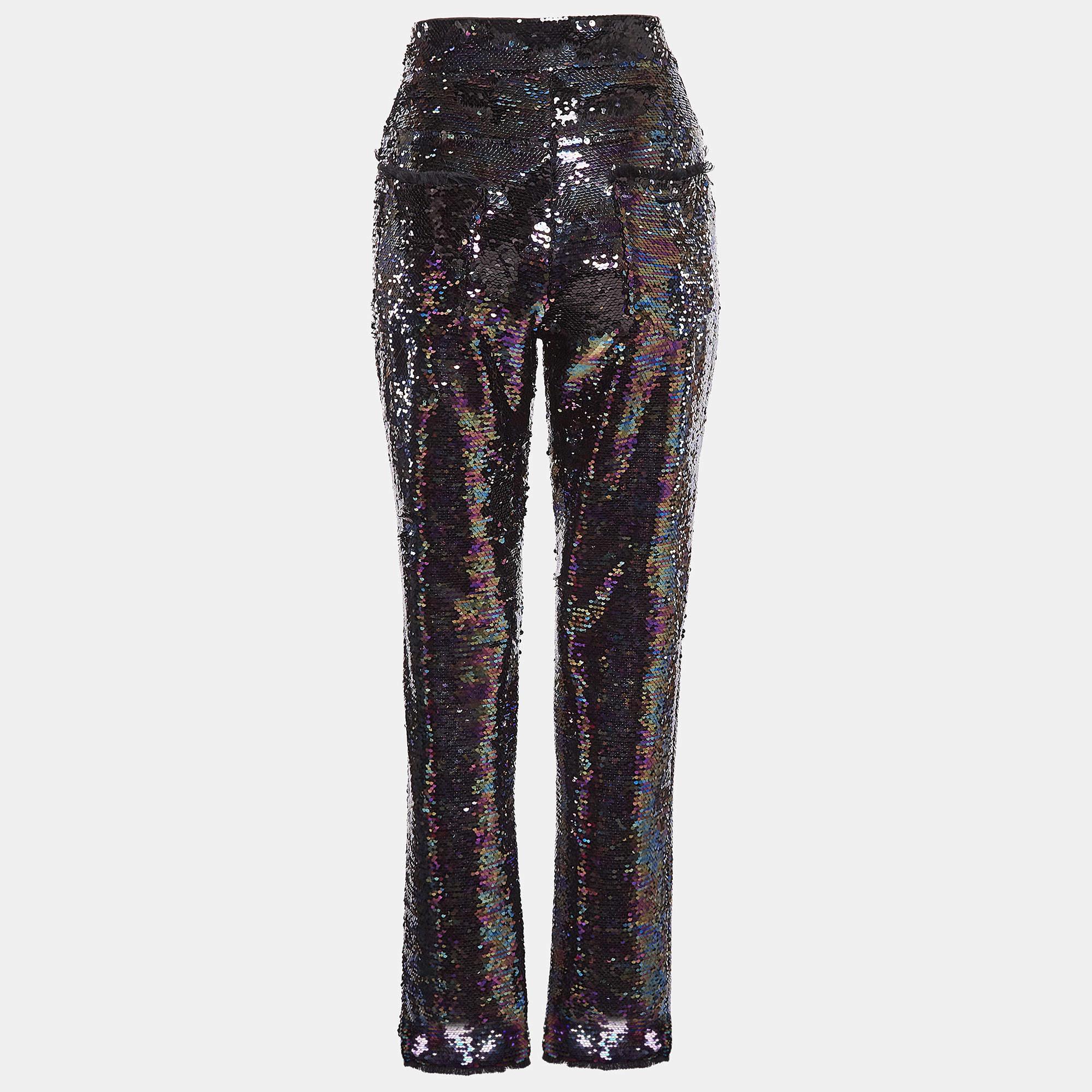 Werten Sie Ihre Garderobe mit der Hose von Balmain auf. Diese schillernde Hose ist in einem leuchtenden Lila-Ton gehalten  schimmernde Pailletten  und verspielte Fransendetails, die Ihrem Look dynamische Bewegung verleihen. Perfekt, um ein mutiges