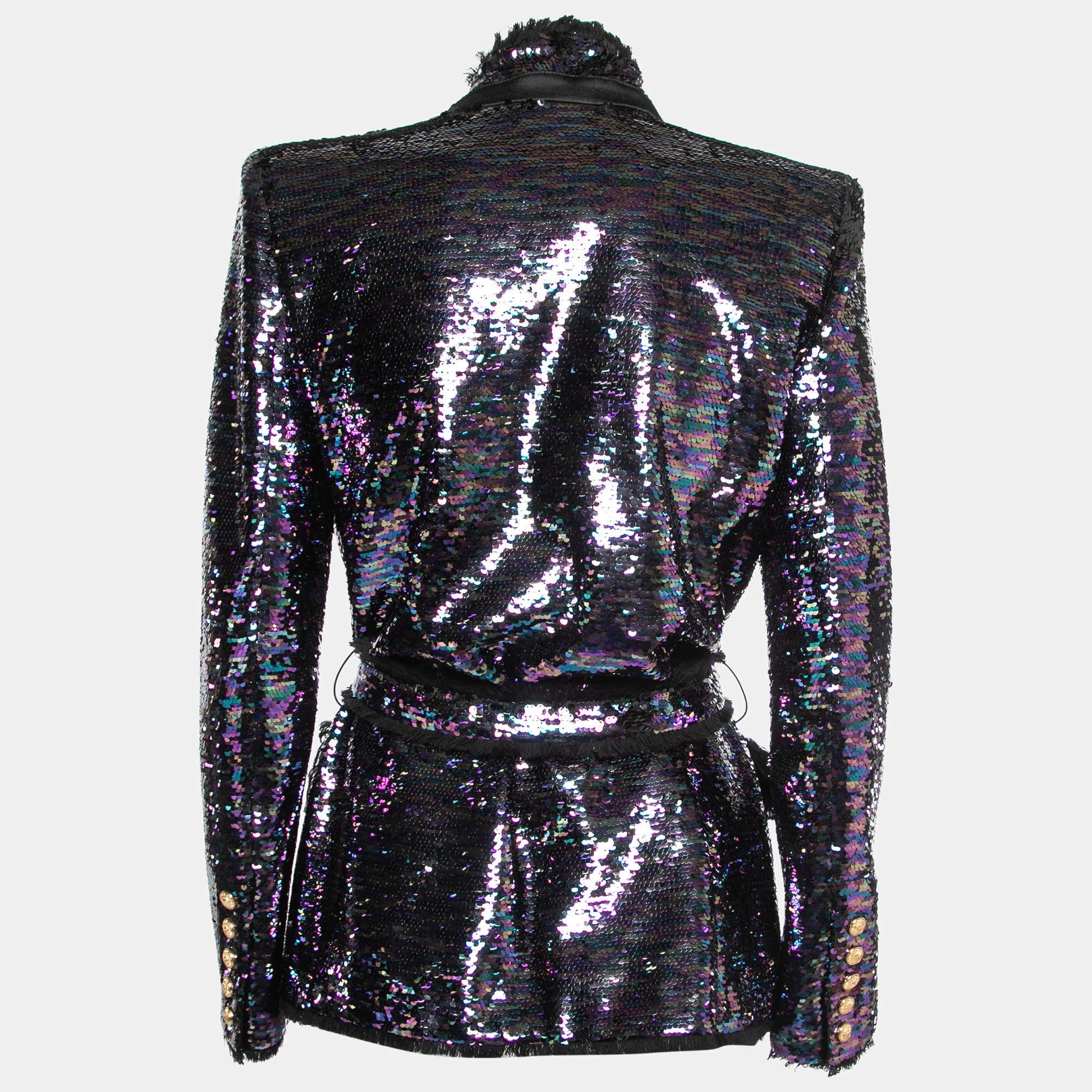 This blazer brings you both class and luxury as you wear it. It is highlighted with long sleeves and classic details thus granting a polished chic finish.