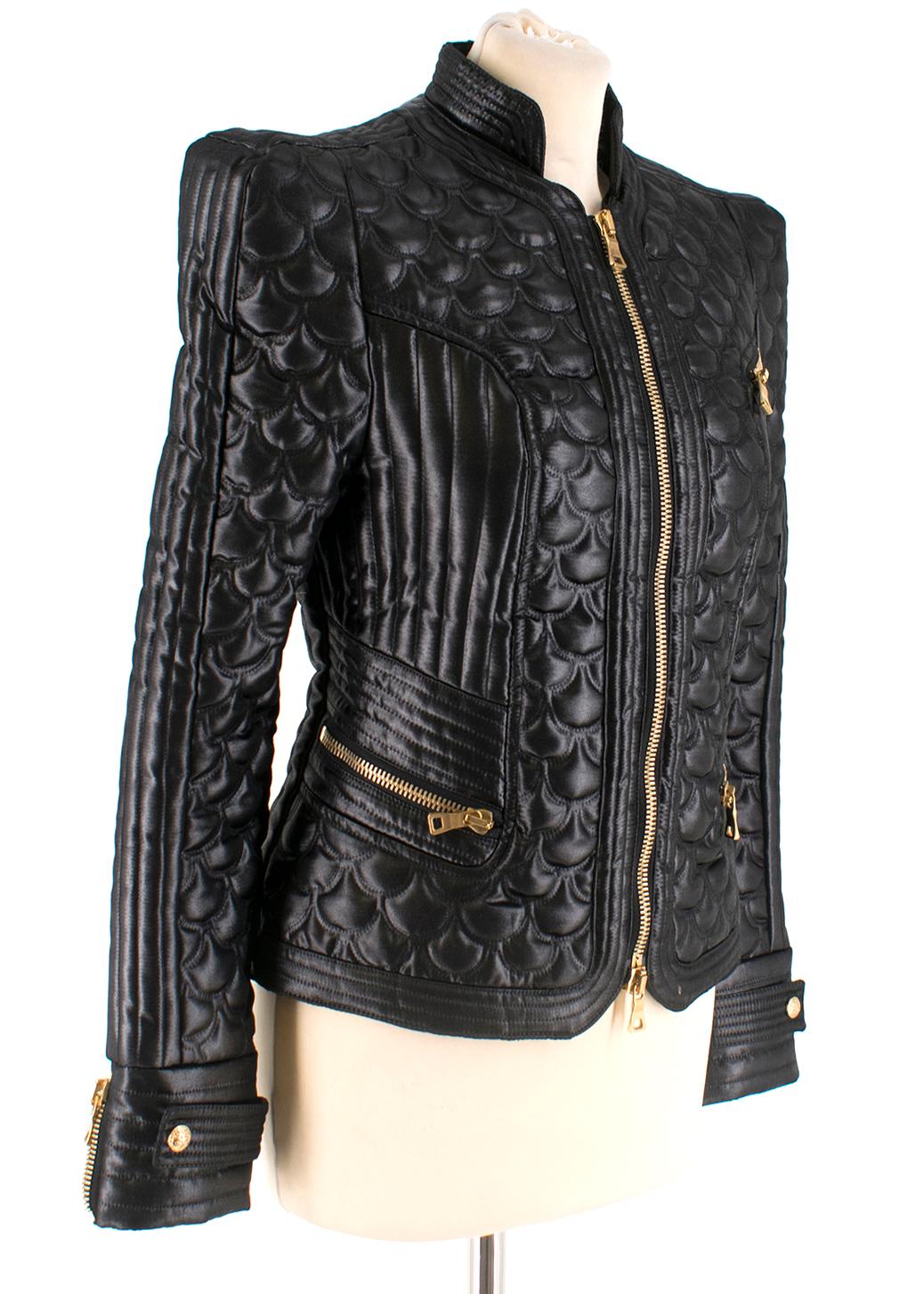 Giacca biker in pelle nera trapuntata Balmain

Aspetto e sensazione del Feal
Accessori dorati (cerniere e bottoni)
Spalle imbottite
Stitch by Stitch vari in tutto il tessuto
Cerniere e bottoni in buone condizioni
Fodera interna in cotone
La