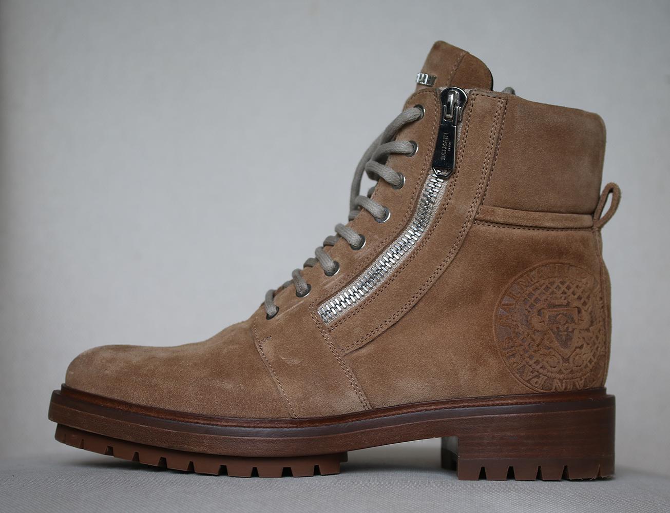 Men's Balmain boots. 35mm Heel. Shaft: 18 cm. Side zip closure. Reinforced eyelets. Back pull loop. Metal logo on tongue. Side embossed logo detail. Padded collar. Leather lining. Leather sole with treaded rubber. Made in Italy. 100% Calf. 

Size: