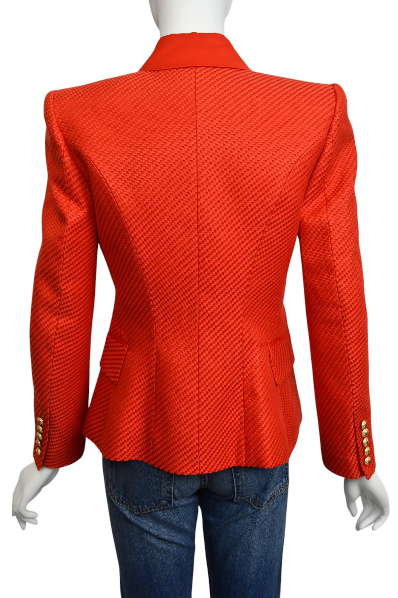 Blazer doppiopetto rosso con texture di Balmain  Taglia US 6 In condizioni ottime in vendita a West Hartford, CT