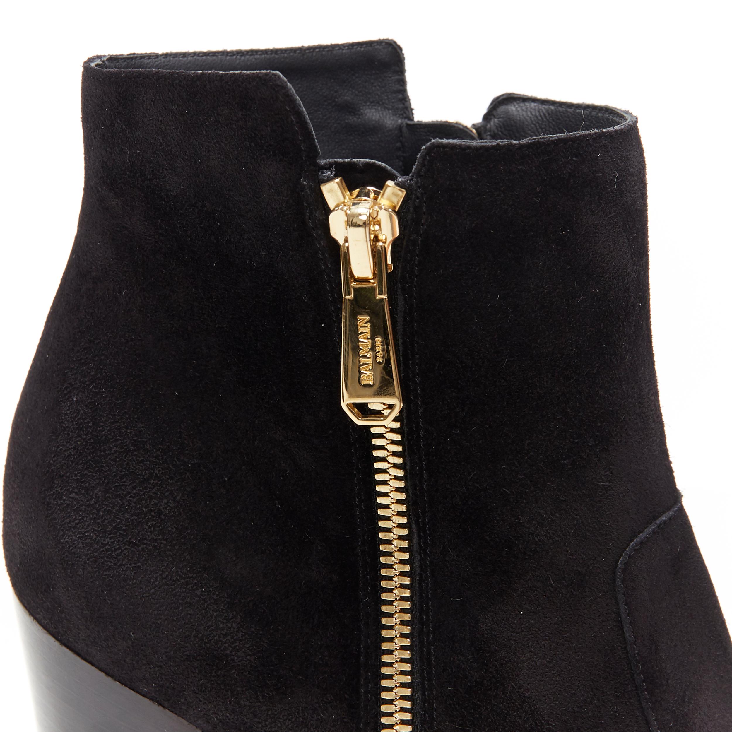 BALMAIN ROUSTEING black suede point toe dual gold zip chunky heel bootie EU36
Brand: Balmain
Designer: Olivier Rousteing
Model Name / Style: Ankle boots
Material: Suede
Color: Black
Pattern: Solid
Closure: Zip
Lining material: Leather
Extra Detail: