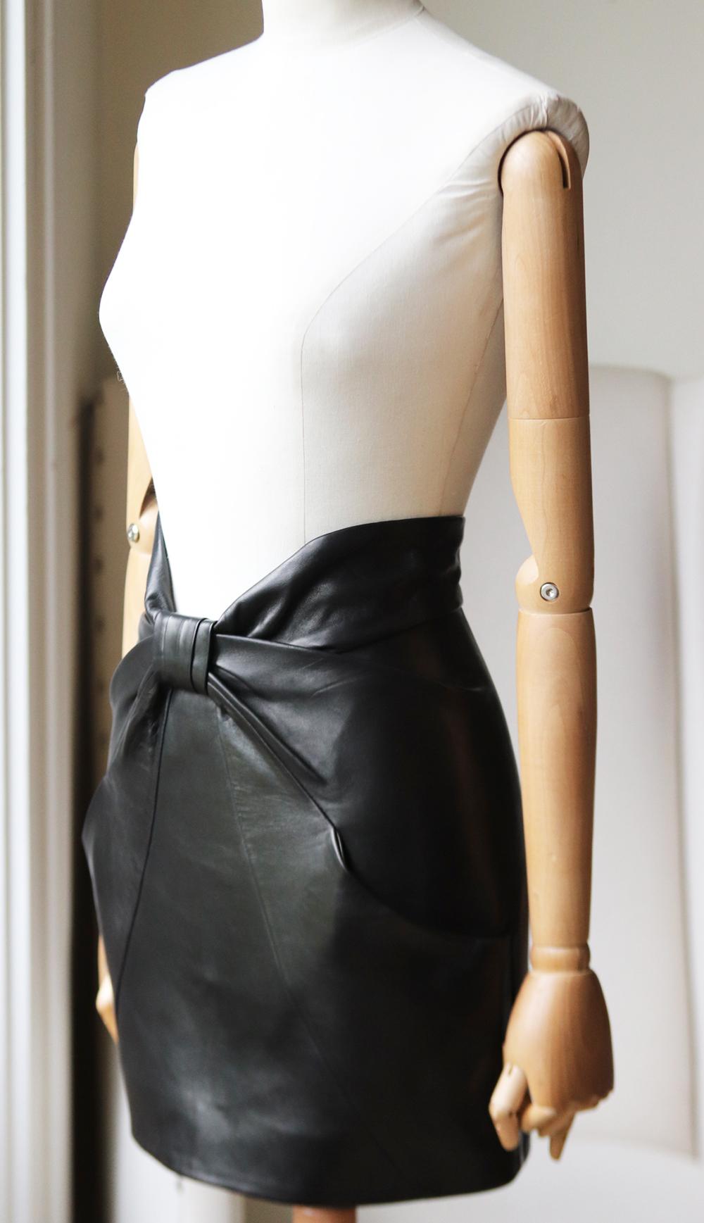 Balmain Gerüschter Leder-Minirock (Schwarz)