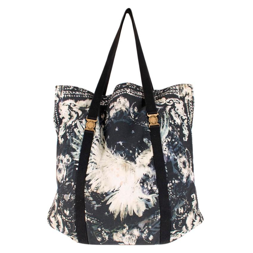 Balmain Sea Shade Beach Tote Bag 

- Dual Handles 
- Antiqued Gold Tone Hardware 
- Inner Zip Pocket 
- Large Tote Bag 

Materials 
100% Cotton 

Hand Wash Only 

Made in Italy 

Please note, these items are pre-owned and may show signs of being
