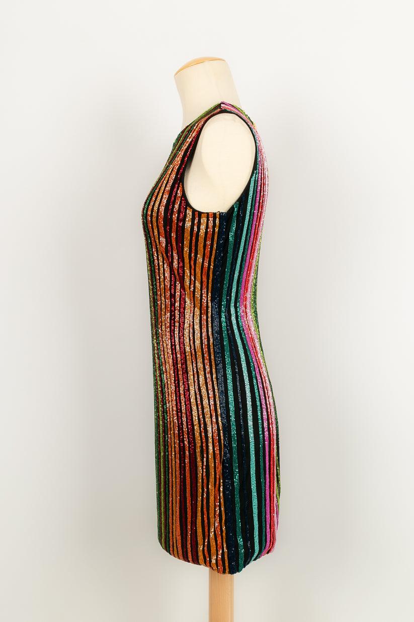 Balmain -Short sleeveless dress fully sewn with multicolored beads. No size label, it fits a 38FR.

Additional information:
Dimensions: Chest: 40 cm, Waist: 36 cm, Length: 86 cm
Condition: Very good condition
Seller Ref number: VR204