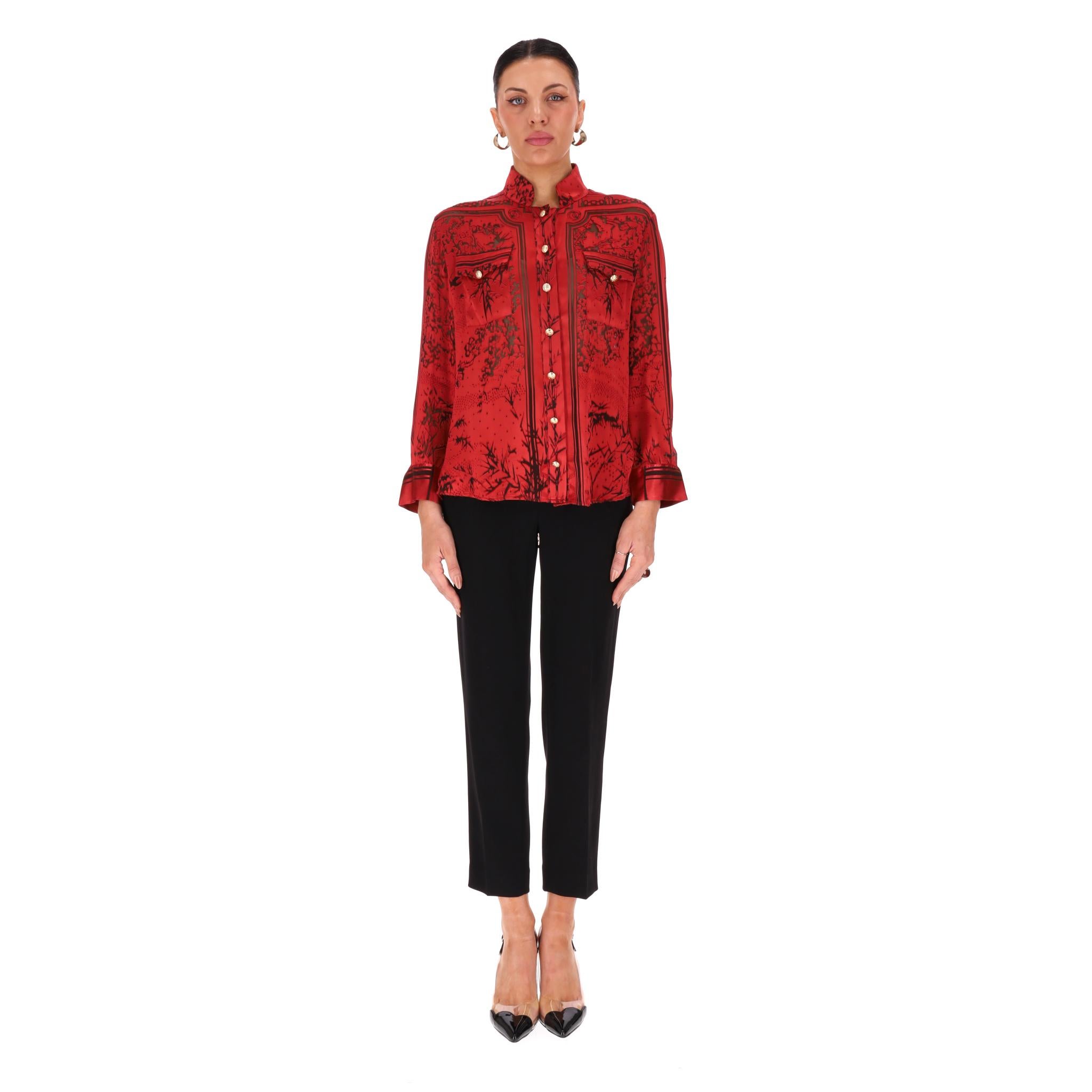Camicia stampata in seta Balmain

Camicia rossa completamente realizzata in seta e disegnata con una stampa astratta in nero.

Caratterizzato da bottoni dorati in rilievo Dragon al centro, colletto classico e tasche con patta sul petto.

Prezzo di