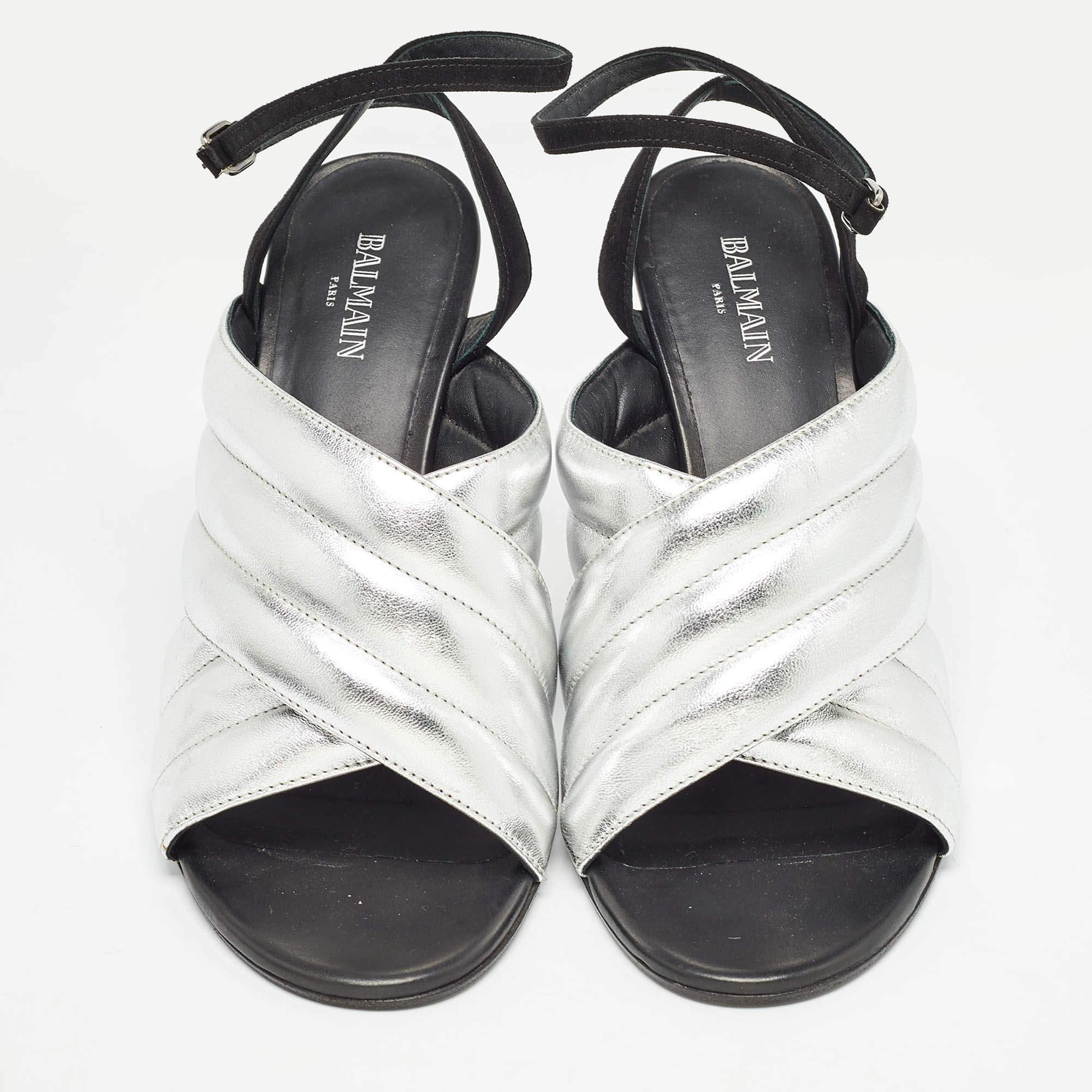 Gris Sandales Balmain argentées/noirs matelassées en cuir et daim à lanières de cheville Taille 40 en vente