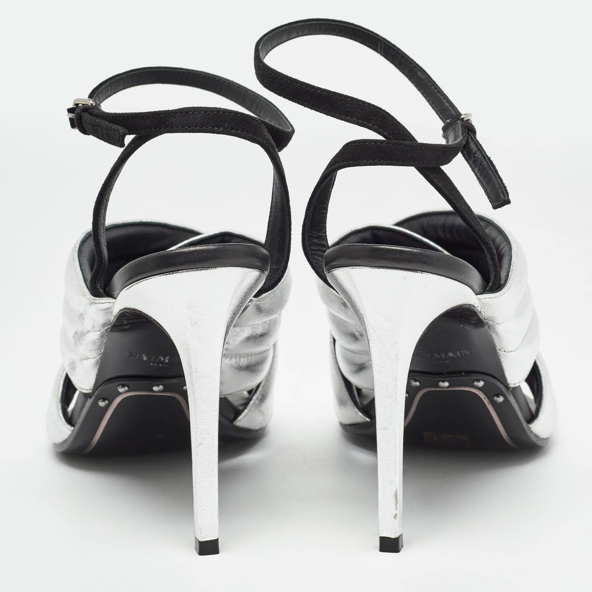 Sandales Balmain argentées/noirs matelassées en cuir et daim à lanières de cheville Taille 40 Pour femmes en vente