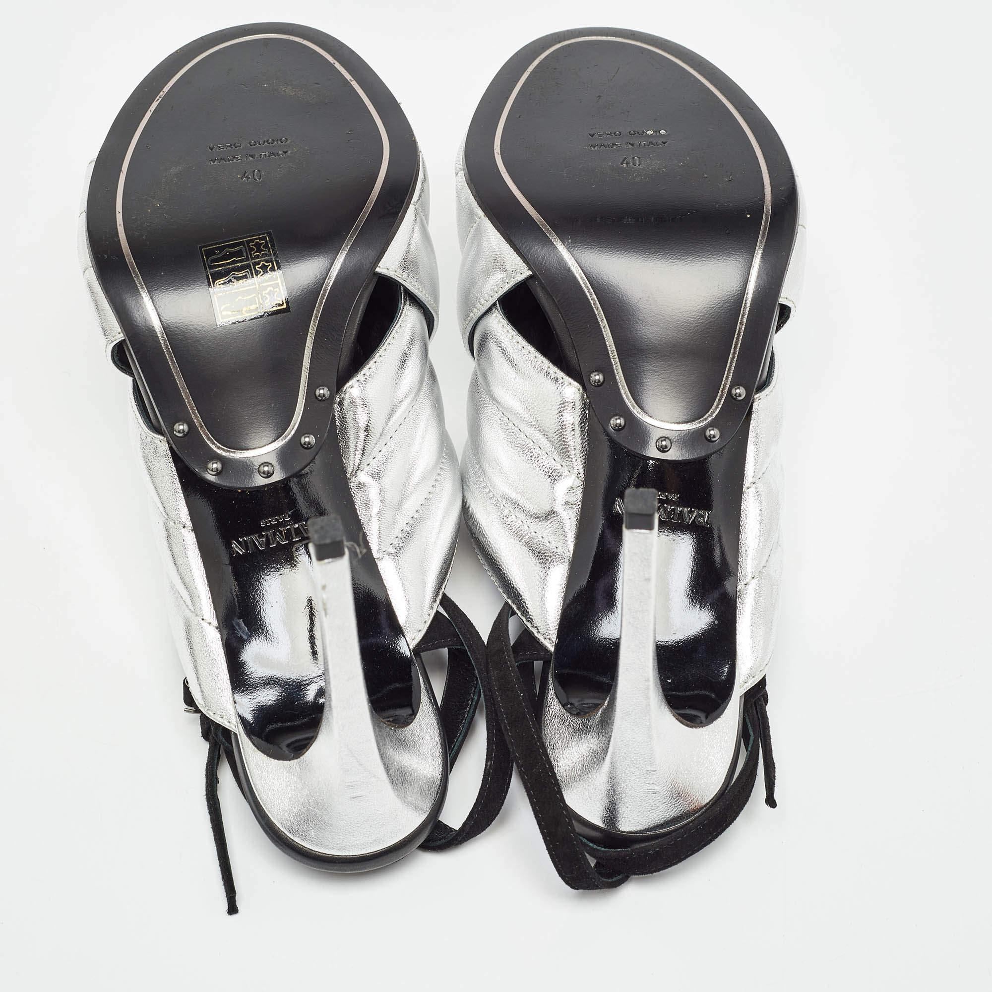 Sandales Balmain argentées/noirs matelassées en cuir et daim à lanières de cheville Taille 40 en vente 1