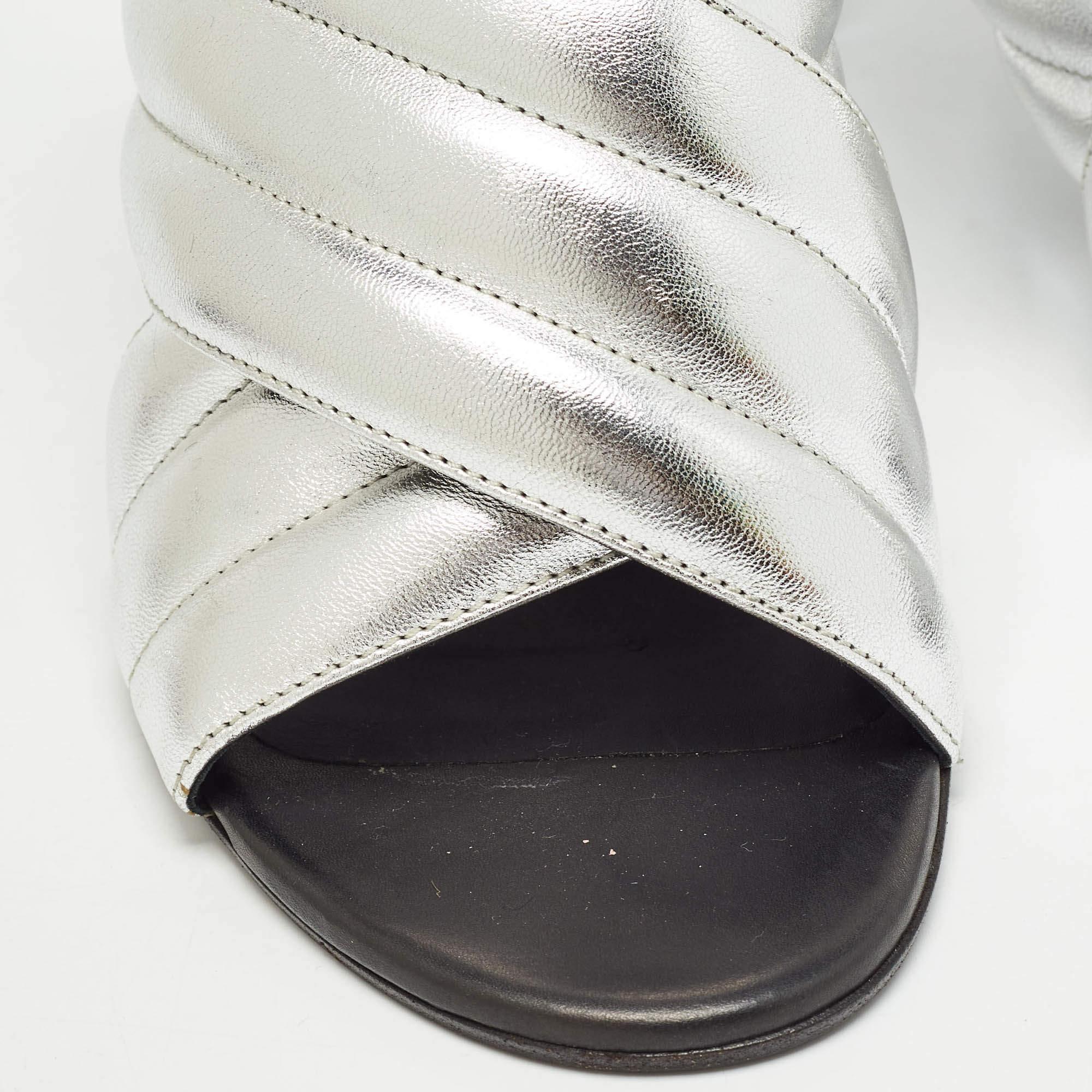 Sandales Balmain argentées/noirs matelassées en cuir et daim à lanières de cheville Taille 40 en vente 3