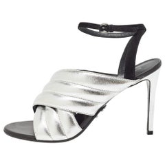 Sandales Balmain argentées/noirs matelassées en cuir et daim à lanières de cheville Taille 40