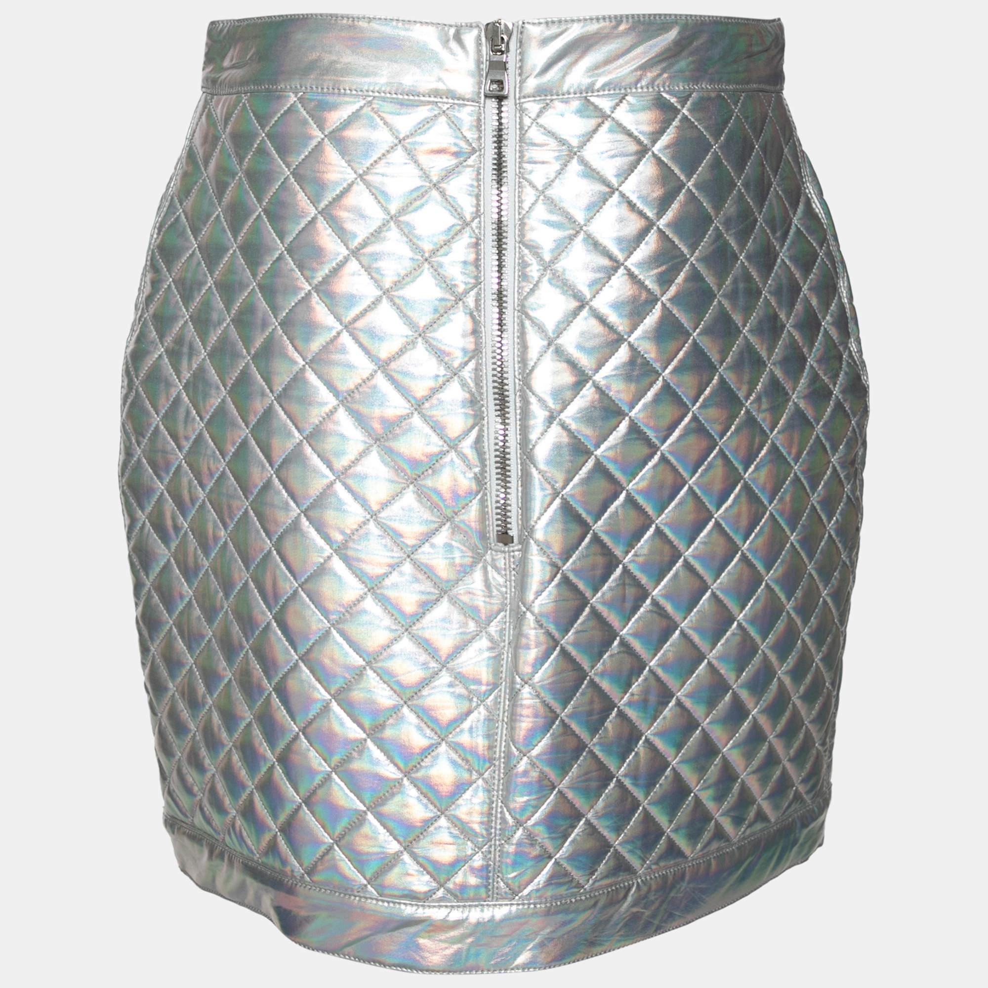 The silver quilted pattern of this Balmain mini skirt shows the brands knack for extraordinary designs. Created from a mix of quality fabrics it is secured by a back zipper closure. Pair it with a solid top and heels for a chic edit.