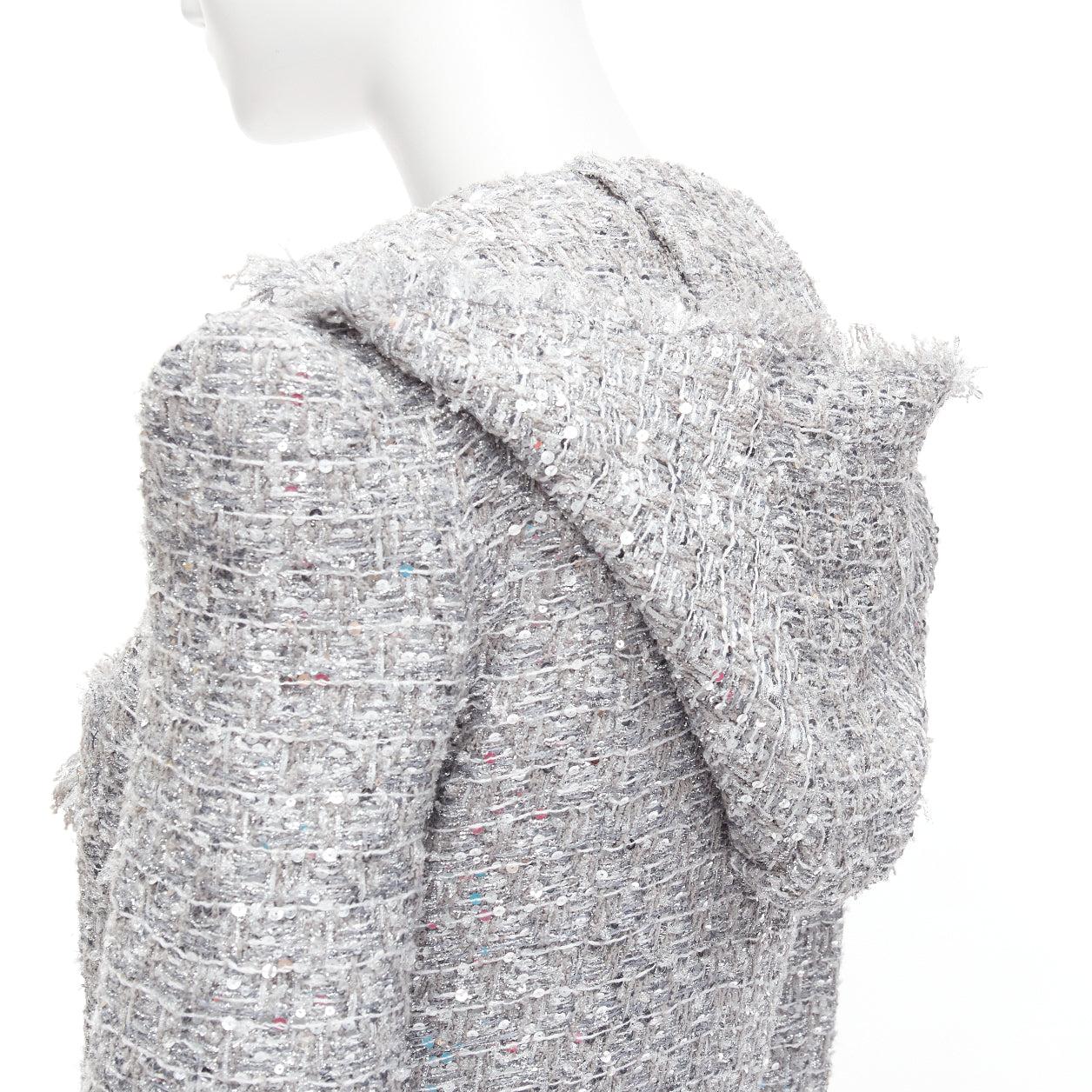 BALMAIN silver sequinned metallic boucle tweed hooded power shoulder jacket FR36 S
Reference: AAWC/A00726
Brand: Balmain
Designer: Olivier Rousteing
Collection: 2019 - Runway
Material: Polyester, Blend
Color: Silver
Pattern: Sequins
Closure: Hook &