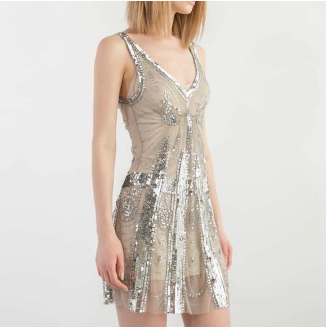 BALMAIN


Cocktail evening Silver Sequins dress

Deep V- neck

Sleeveless 
 
Trim: Sequins


Size 38 or US 6



Pre-owned. Perfect condition

 100% authentic guarantee 

       PLEASE VISIT OUR STORE FOR MORE GREAT ITEMS 