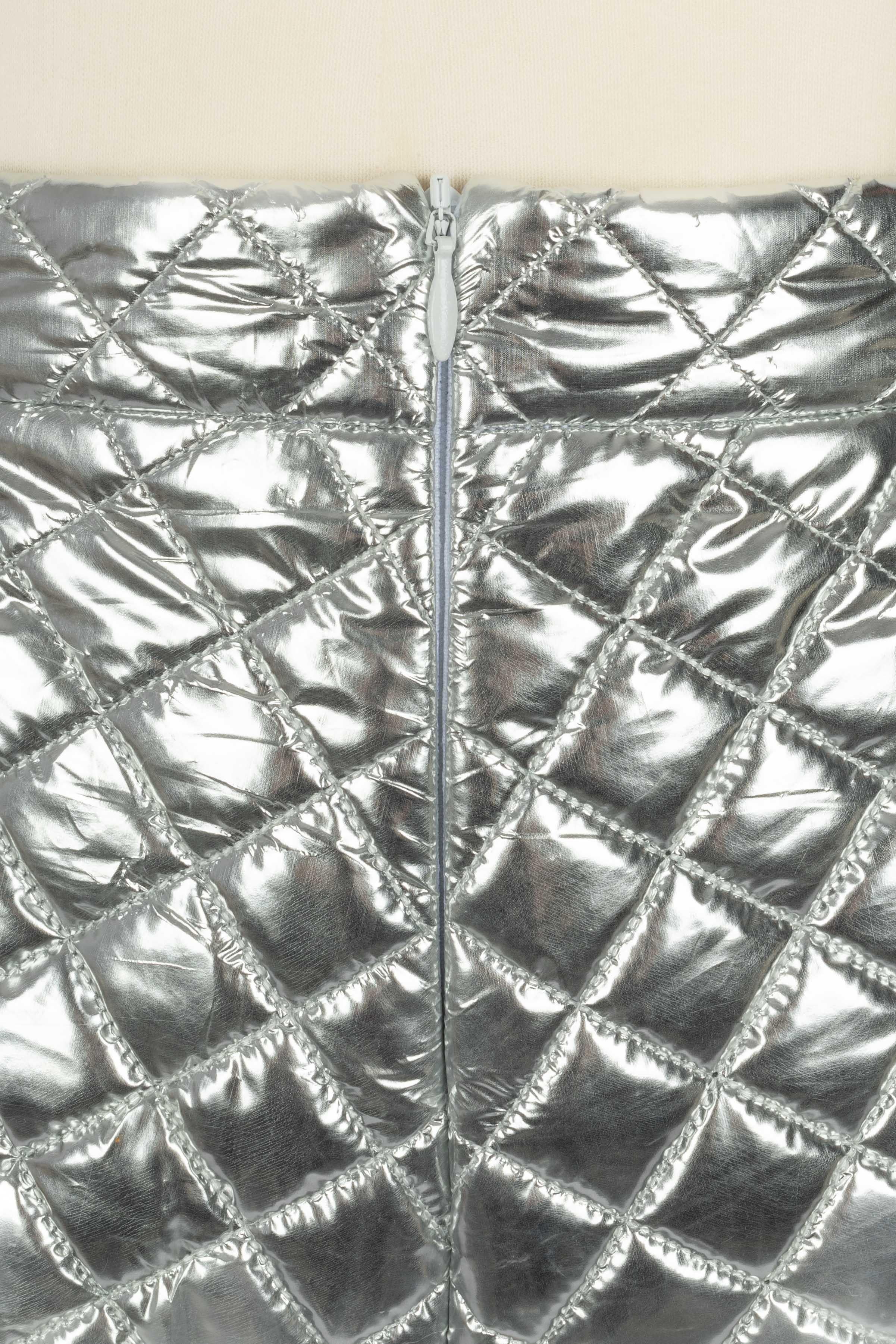 BALMAIN - Short matelassé argenté avec boutons en métal argenté. Aucune taille n'est indiquée, il convient à un 36FR/38FR.

Condit :
Très bon état.

Dimensions :
Taille : 35 cm - Hanches : 43 cm - Longueur : 33 cm

SKU:FJ20