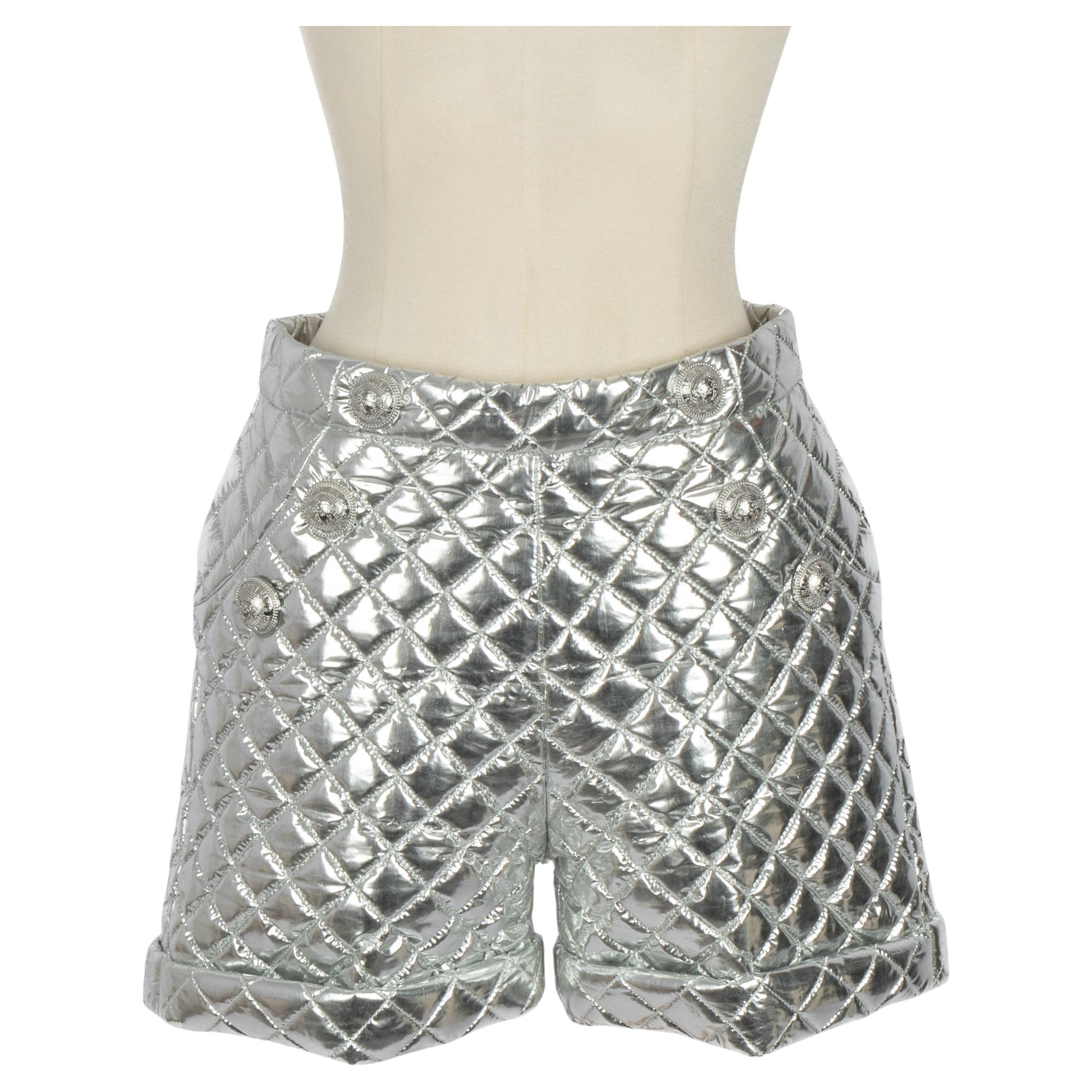 Silberne Balmain-Shorts