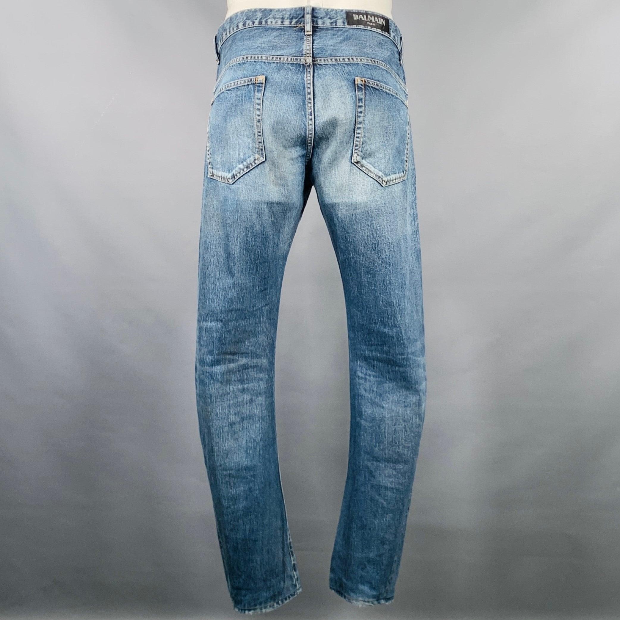 Vaqueros BALMAIN
en tejido vaquero de algodón lavado en añil, con un estilo de cinco bolsillos, diseño ligeramente desgastado y cierre con bragueta de botones. Made in Italy. Muy buen estado de conservación. Marcas cerca del puño derecho. 

Marcado: