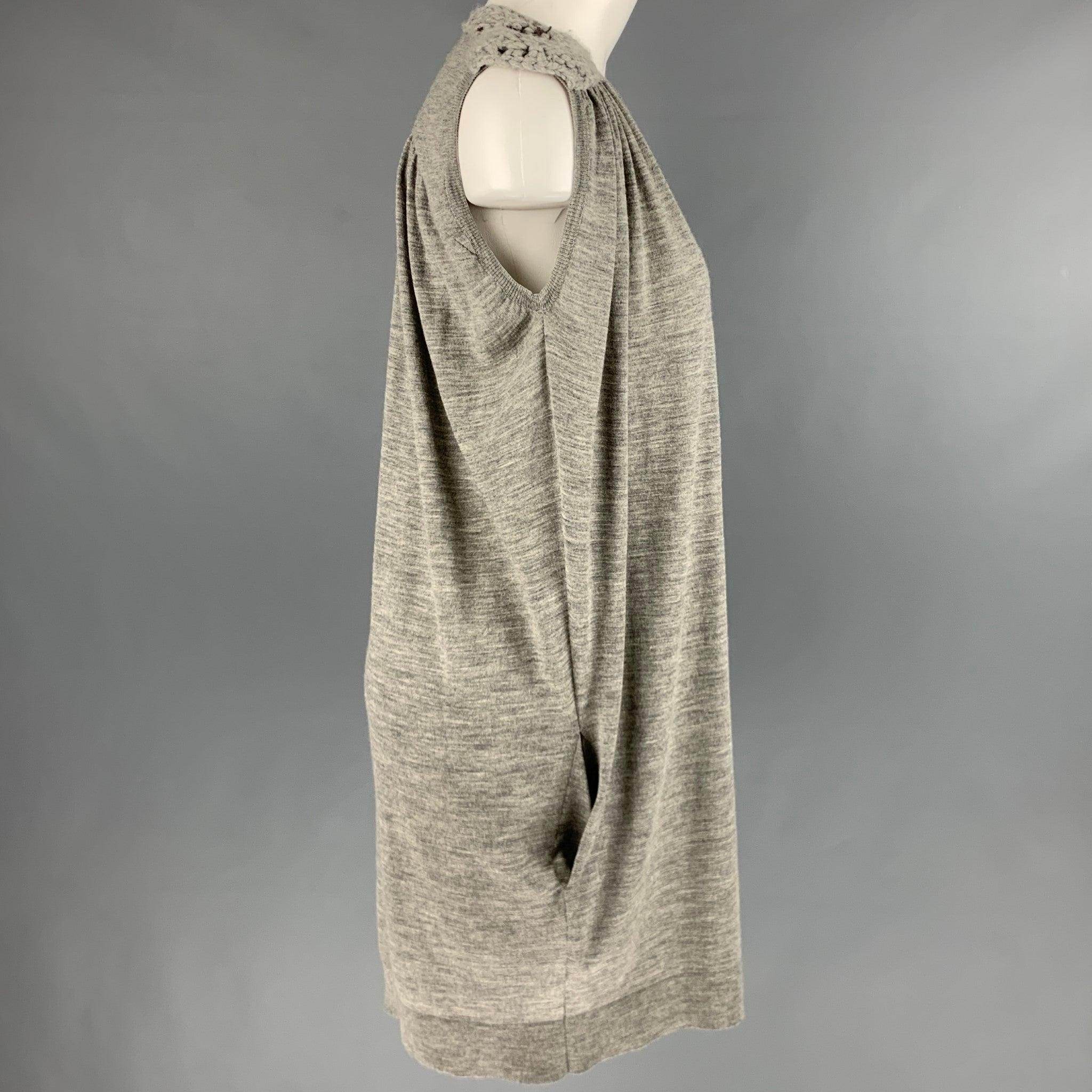 BALMAIN dress
in a grey wool jersey fabric featuring chain shoulder details, a relaxed fit, two pockets, and sleeveless style. Made in France.Very Good Pre-Owned Condition. 

Marked:  38 

Measurements: 
 
Shoulder: 16 inches Bust: 45 inches Hip: 48