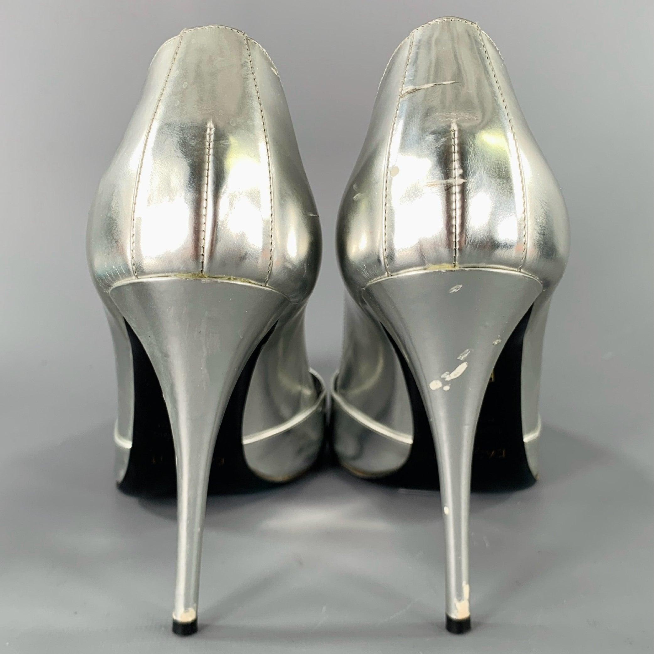 Nero Balmain Taglia 6 Argento Patent Leather Peep Toe Heels Pumps in vendita