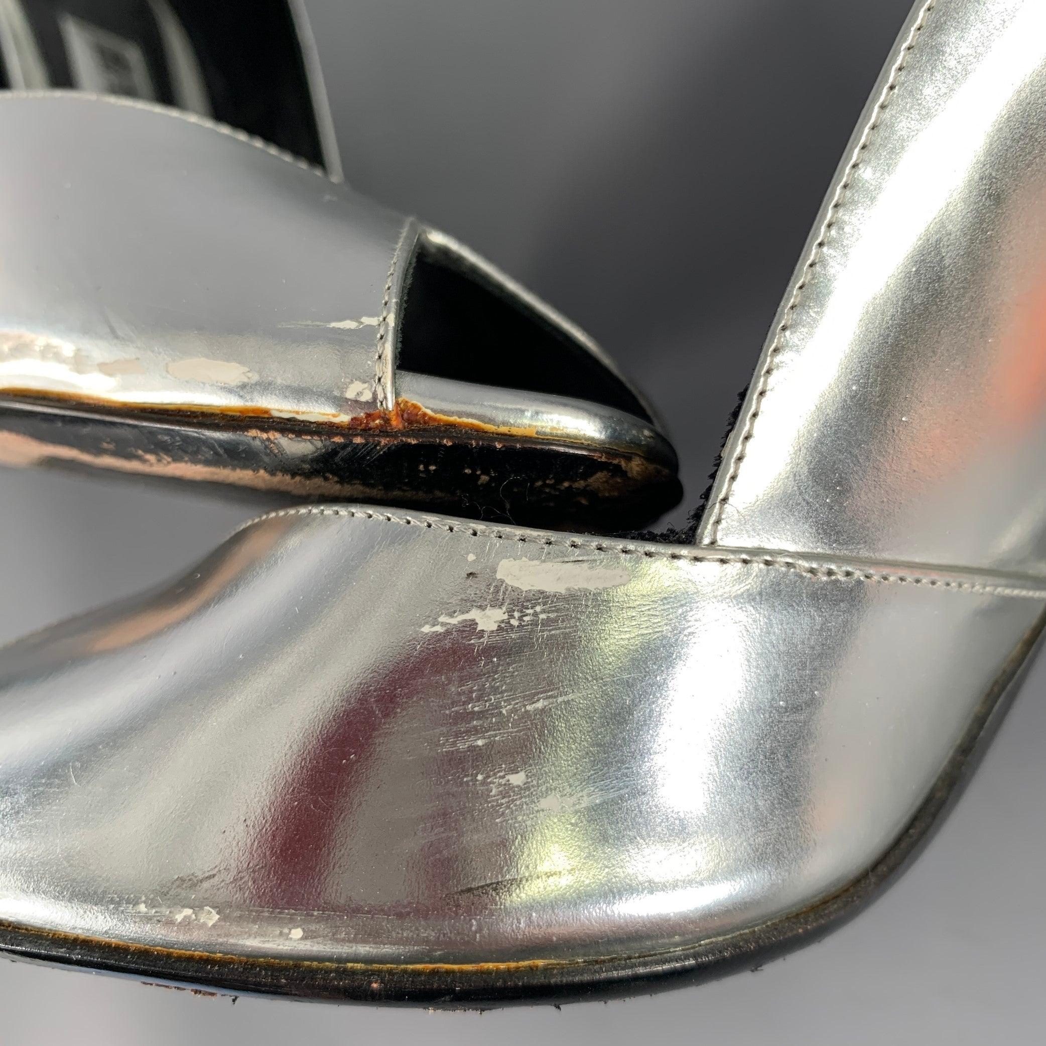 Balmain Taglia 6 Argento Patent Leather Peep Toe Heels Pumps in vendita 4