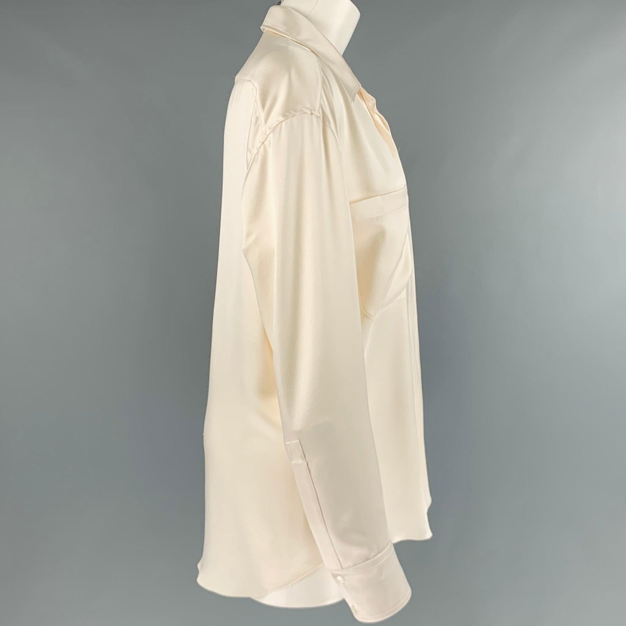 BALMAIN dress top
in a cream silk fabric featuring two large pockets, spread collar, and hidden button closure. Made in France.Good Pre-Owned Condition. Moderate signs of wear. As is, please check photos. 

Marked:   40 

Measurements: 
 
Shoulder:
