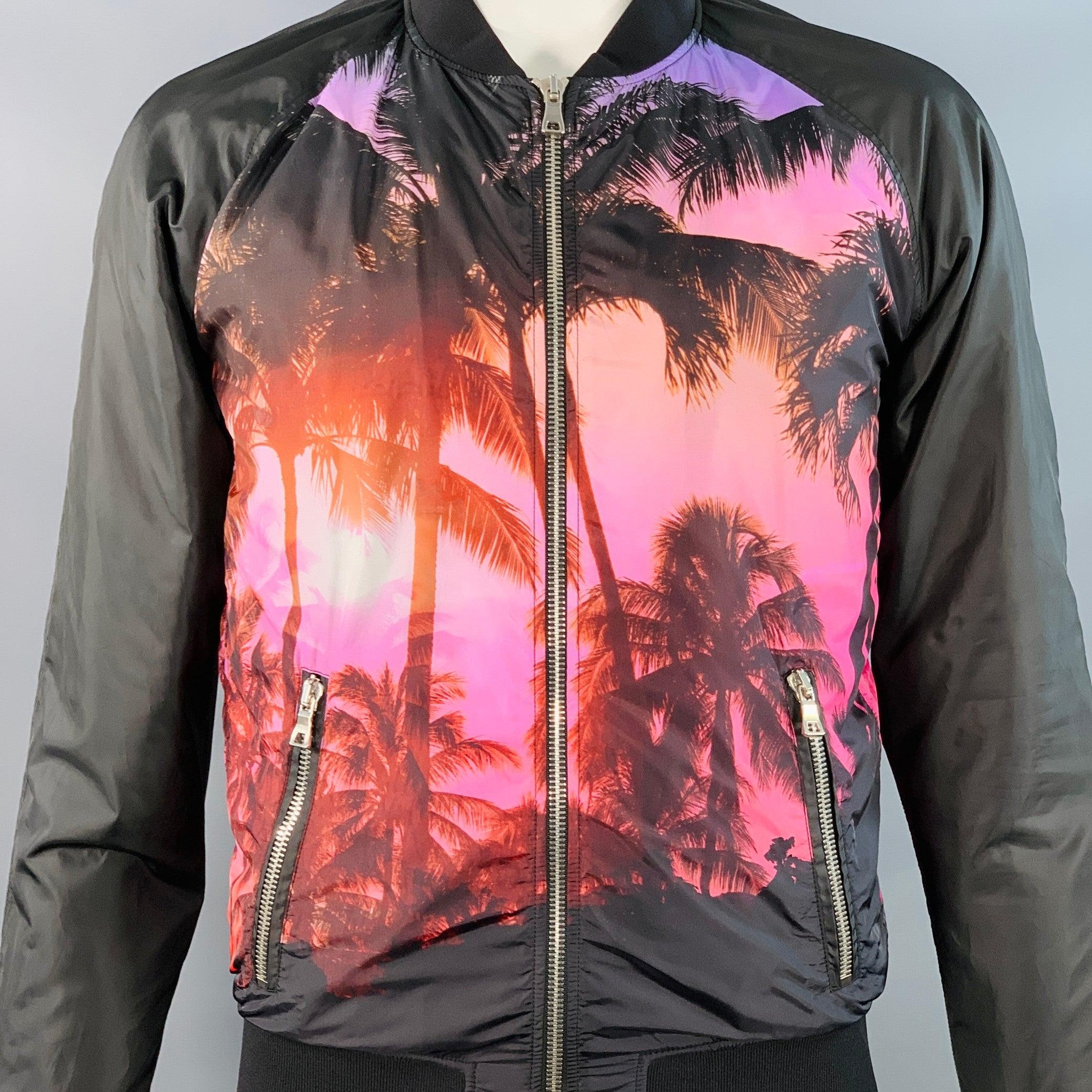 Chaqueta bomber BALMAIN
en tejido de poliéster negro con estampado de palmeras rosas en la parte delantera y trasera, bolsillos con cremallera y cierre con cremallera. Nuevo con etiquetas. 

Marcado:   IT 52 

Medidas: 
 
Hombro 17 pulgadas Pecho: