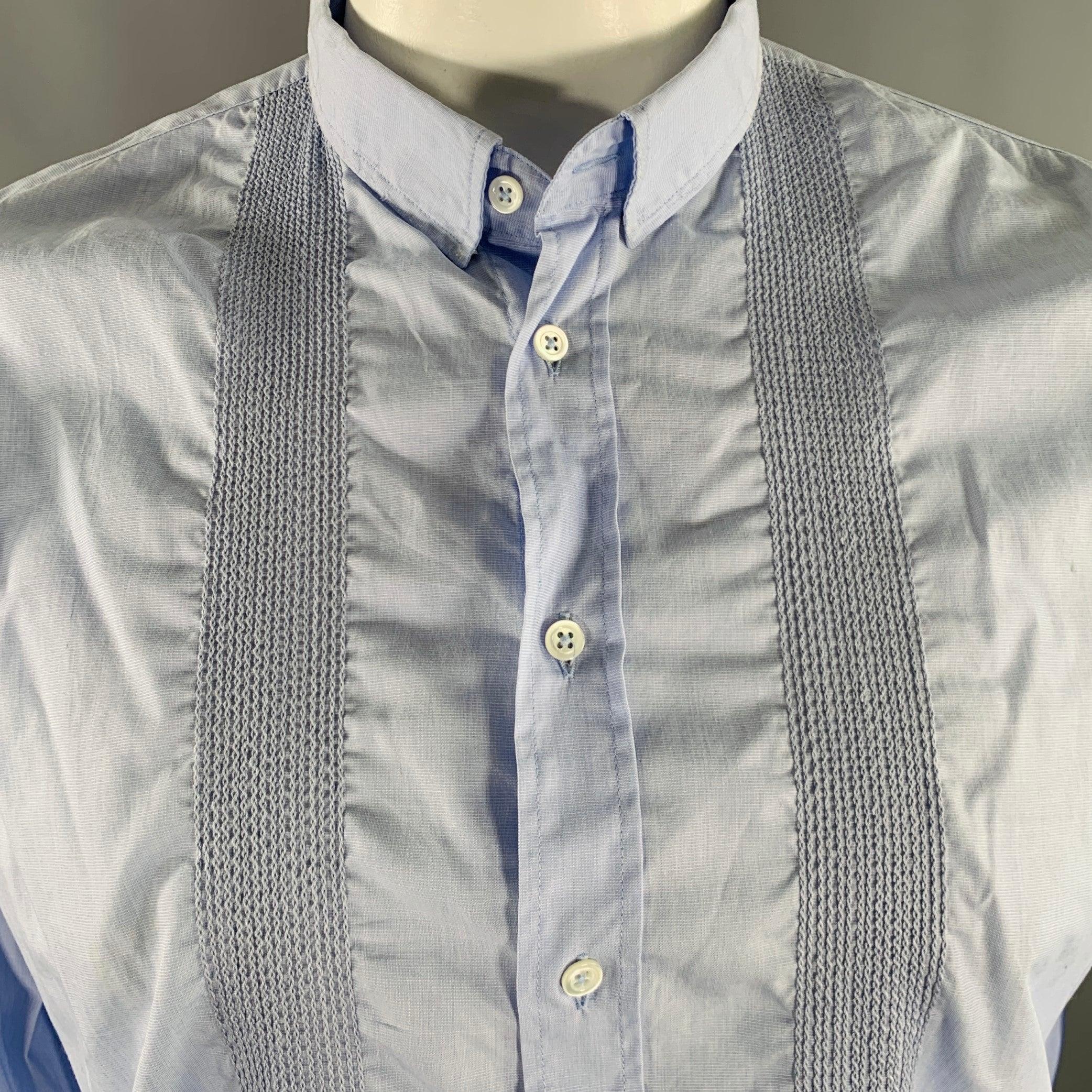 Camicia a maniche lunghe Balmain
in tessuto di cotone azzurro, con doppie strisce ricamate sul davanti, dettagli del colletto leggermente rovinati, colletto a scatto nascosto e chiusura con bottoni. Ottime condizioni di prevendita con etichette.