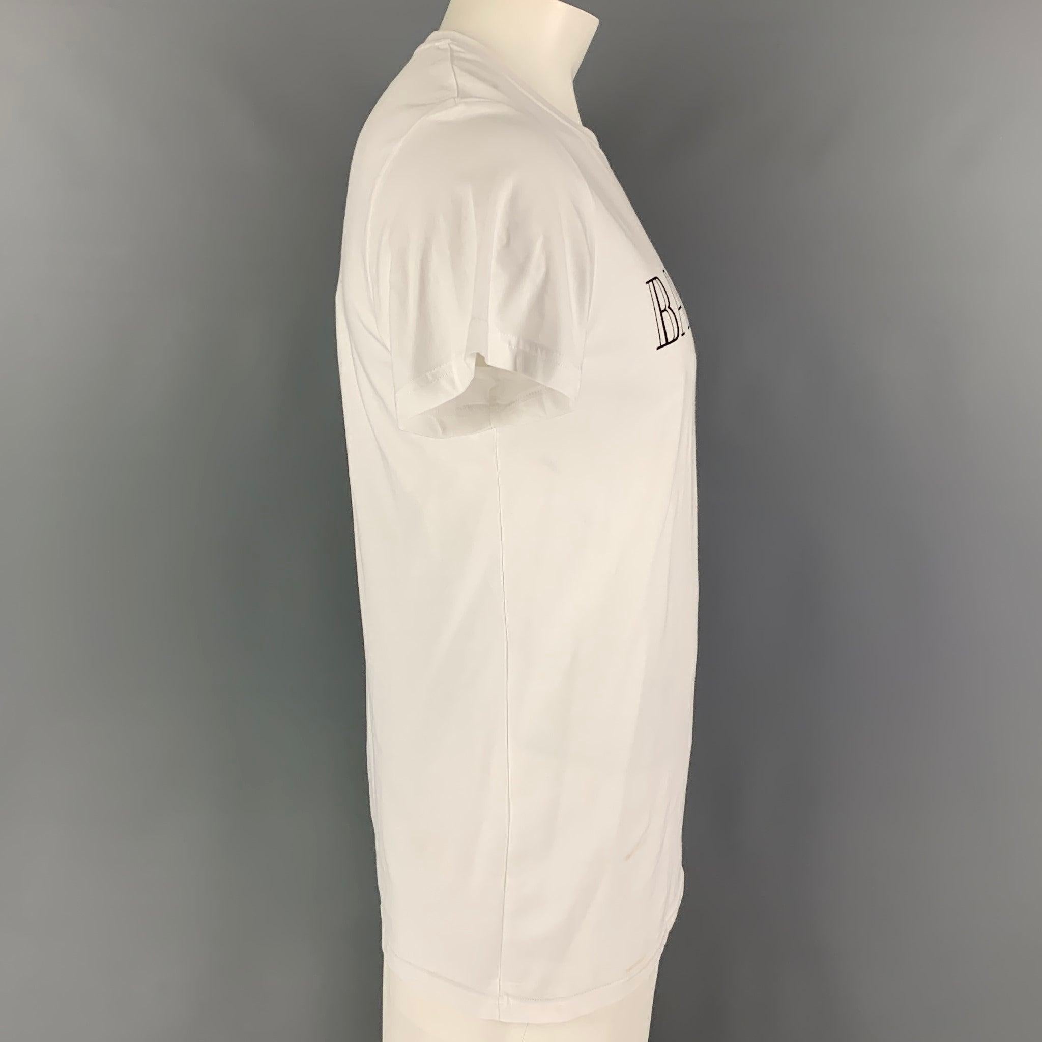 BALMAIN t-shirt comes in a white cotton featuring a front logo design and a crew-neck. Made in Italy.
Excellent
Pre-Owned Condition. 

Marked:   L  

Measurements: 
 
Shoulder: 18 inches Chest: 42 inches Sleeve: 7.5 inches Length: 29 inches 
  
  
