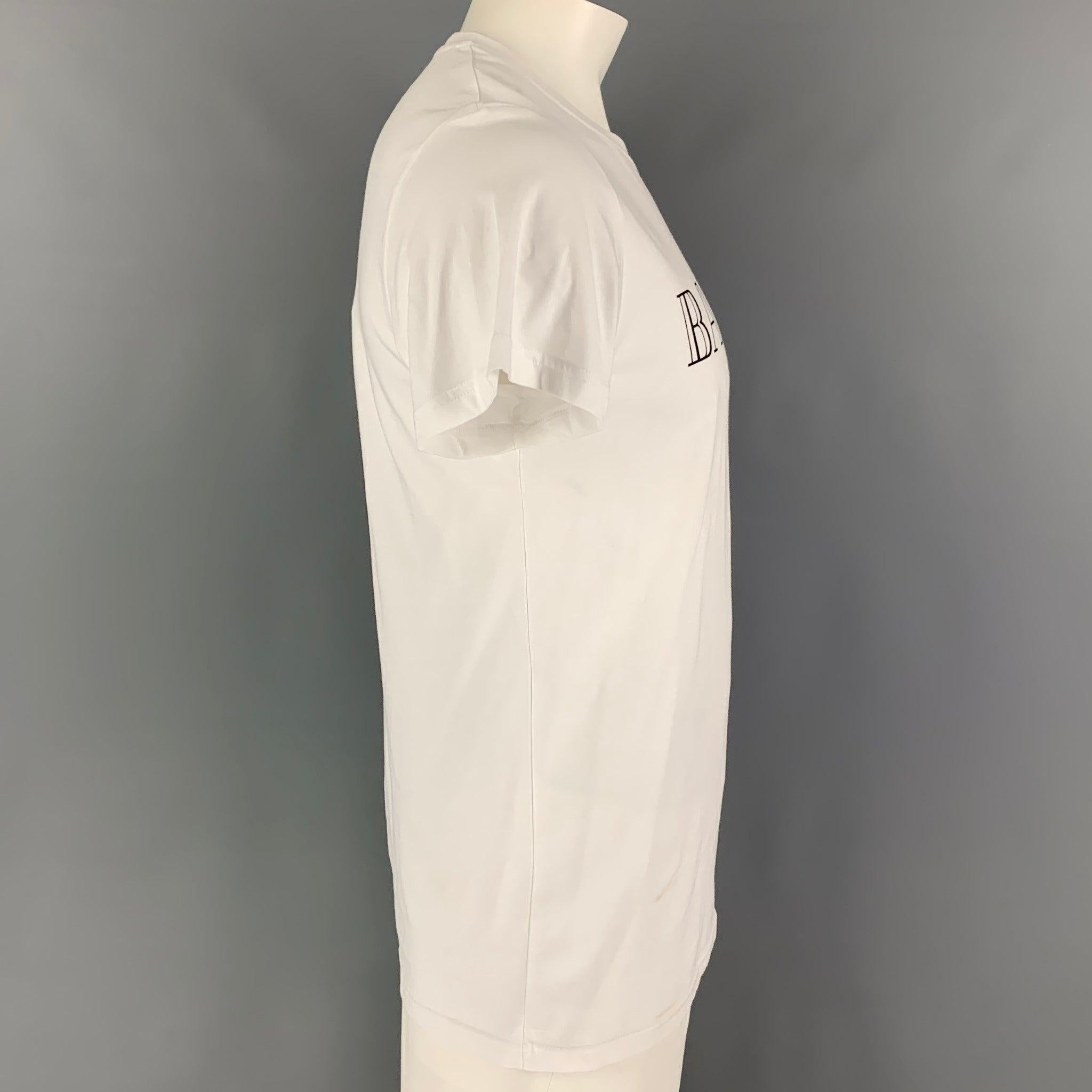 BALMAIN T-Shirt aus weißer Baumwolle mit Logo-Design auf der Vorderseite und Rundhalsausschnitt. Hergestellt in Italien.
Ausgezeichnet
Gebrauchtes Zustand. 

Markiert:   L  

Abmessungen: 
 
Schultern: 18 Zoll Brustkorb: 42 Zoll Ärmel: 7,5 Zoll