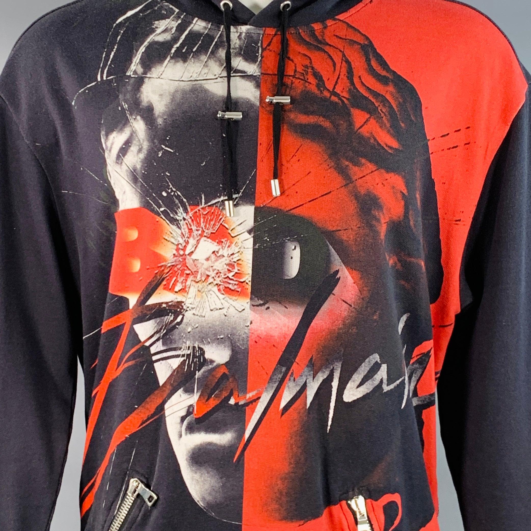 Felpa Balmain
in cotone nero e rosso con stampa grafica e logo, cappuccio e tasca a canguro con zip. Made in Portugal.Eccellente condizione di usato. L'effetto di deterioramento è una parte intenzionale del design. 

Contrassegnato:   M 

Misure: 
