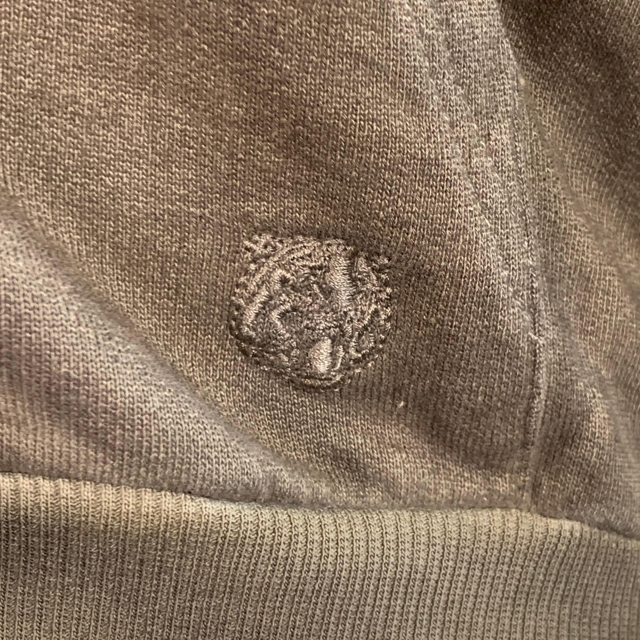 Sudadera BALMAIN
en algodón gris oliva, con capucha, diseño desgastado y cierre de cremallera doble. Made in Italy. Muy buen estado de conservación. Pequeñas marcas, la angustia es una parte intencionada del diseño. 

Marcado:   M 

Medidas: 
