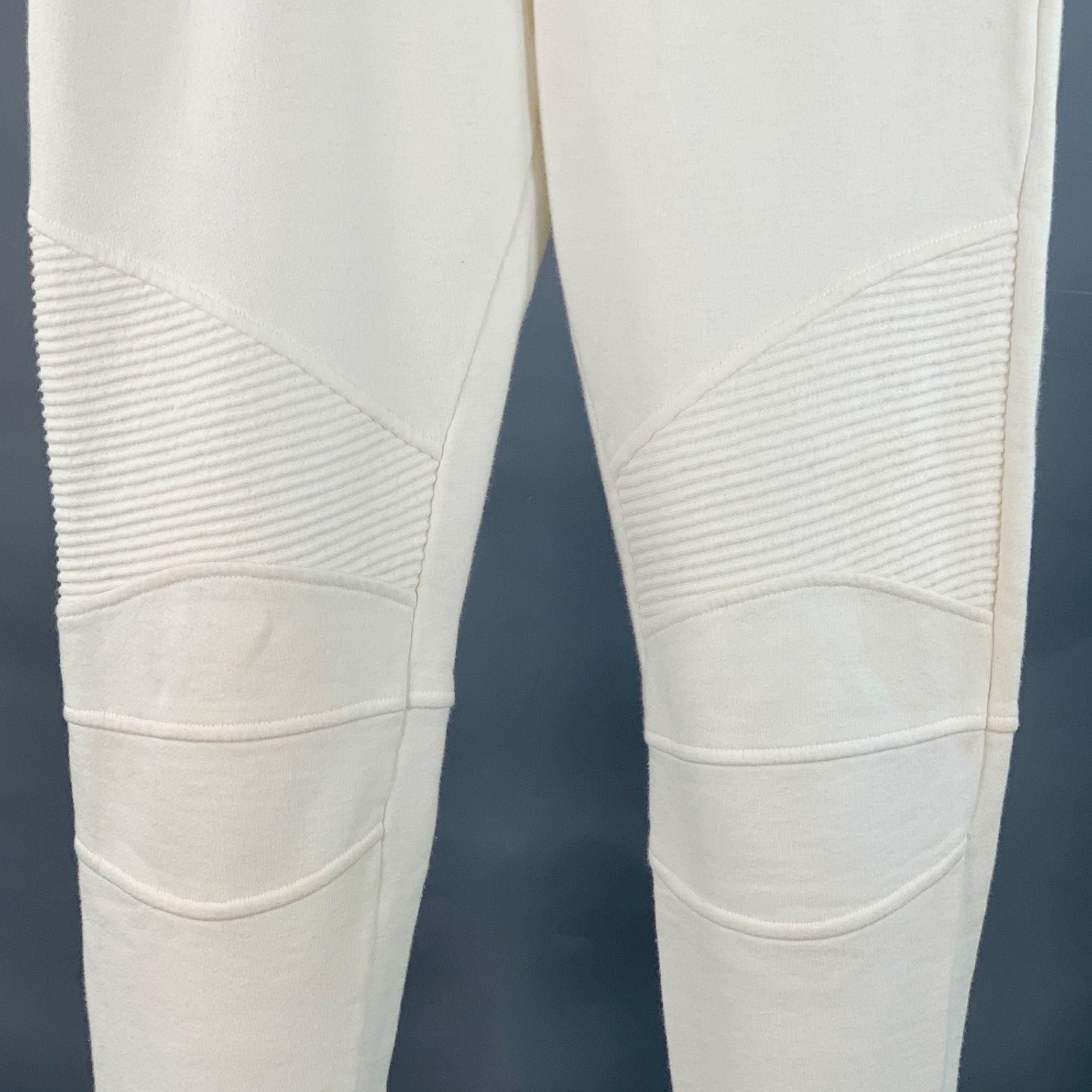 BALMAIN Jogginghose aus weißer Baumwolle mit strukturiertem Muster, gerippten Bündchen und Kordelzug im Bund. Hergestellt in Portugal, guter gebrauchter Zustand. Mäßiges Pilling auf dem Rücken. 

Markiert:   M 

Abmessungen: 
  Taille: 30 - 36 Zoll