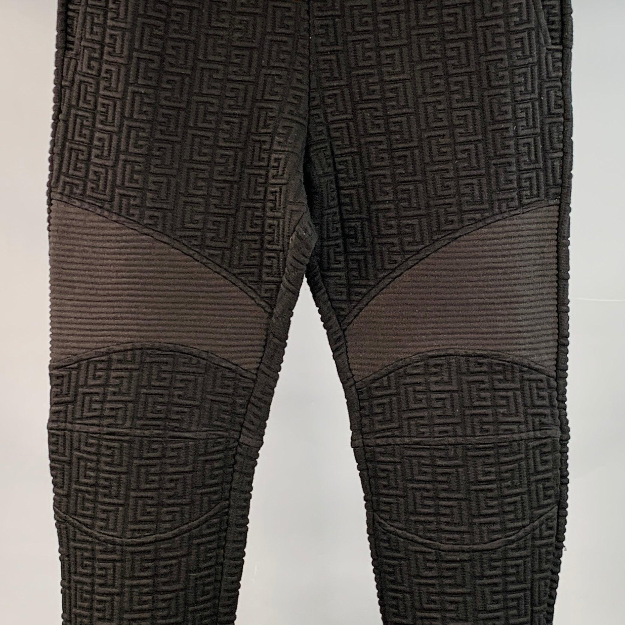 BALMAIN Jogginghose
aus einer schwarzen Polyamidmischung mit Strukturmuster, Rippbündchen und Kordelzug im Bund. Made in Portugal Ausgezeichneter gebrauchter Zustand. 

Markiert:   S 

Abmessungen: 
  Taille: 28 - 32 Zoll Steigung: 12 Zoll