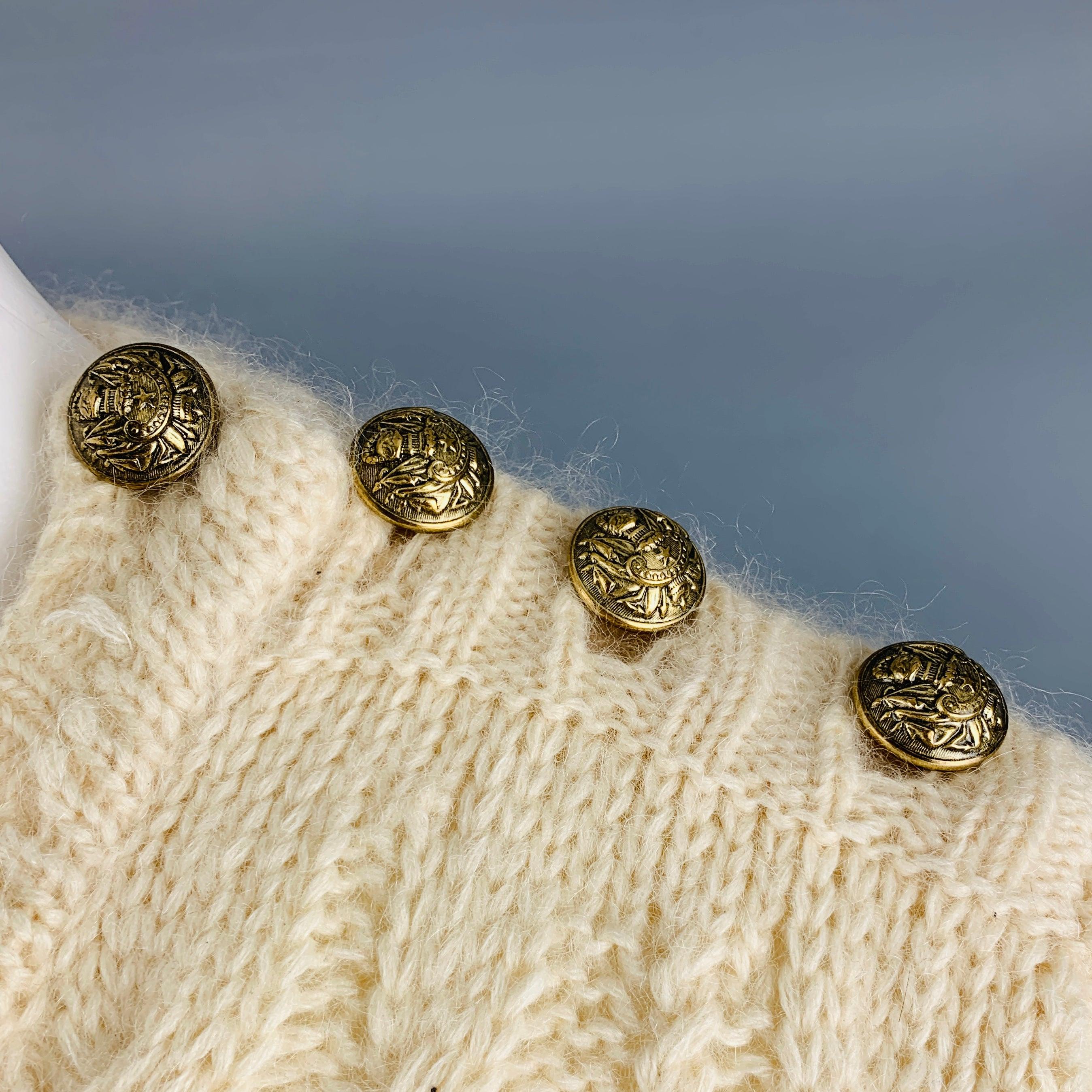 BALMAIN sweater
in a
mohair blend cable knit featuring a chunky style, four large gold tone crest buttons on left shoulder, and crew neck. Made in France.Very Good Pre-Owned Condition. Minor marks. 

Marked:   S 

Measurements: 
 
Shoulder: 19