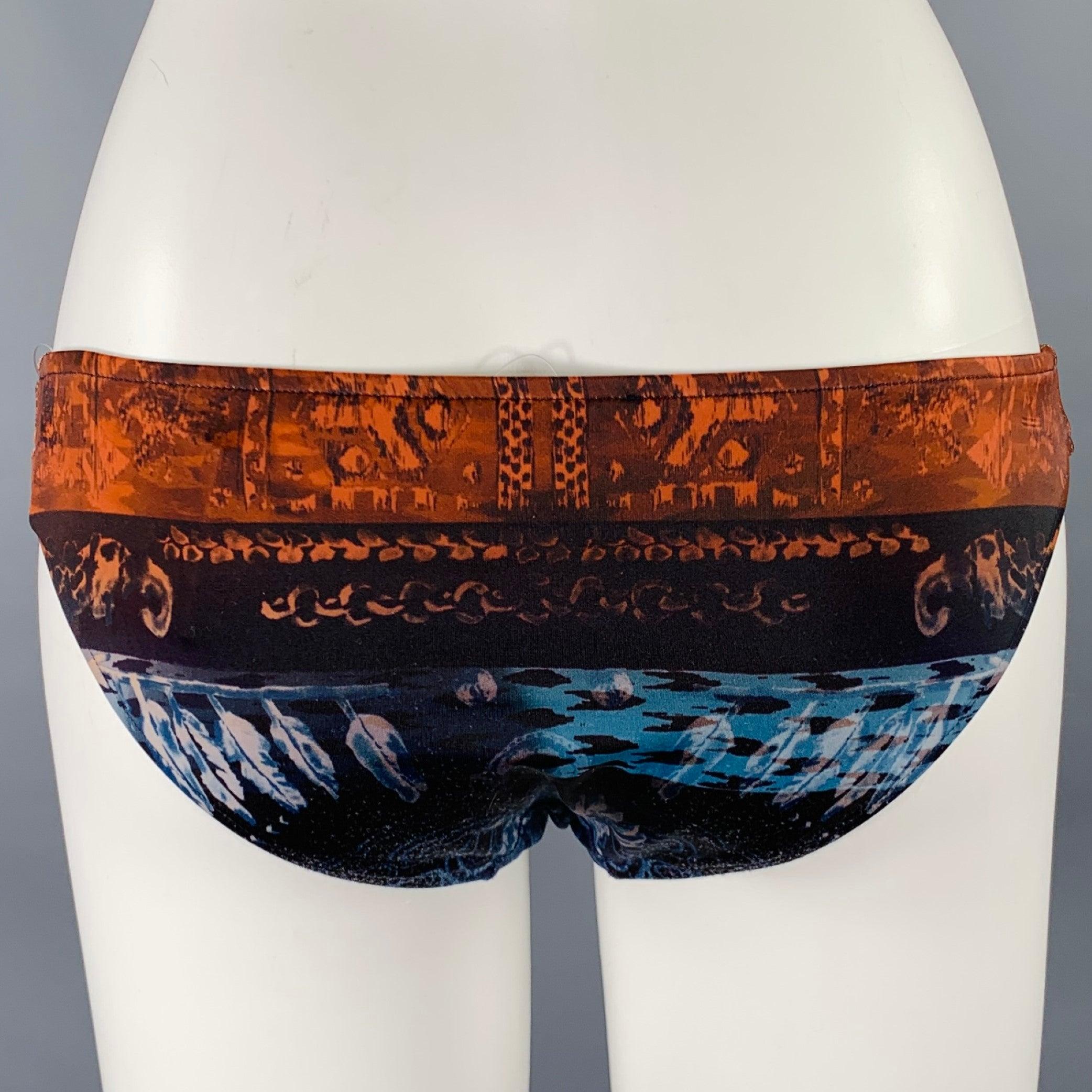 Bas de maillot de bain BALMAIN
en polyamide mélangé orange et bleu, avec un imprimé abstrait. Fabriqué en Italie. Excellent état. 

Marqué :   taille non indiquée 

Mesures : 
  Taille : 30 pouces Taille : 8 pouces 
  
  
 
Référence Sui Generis :